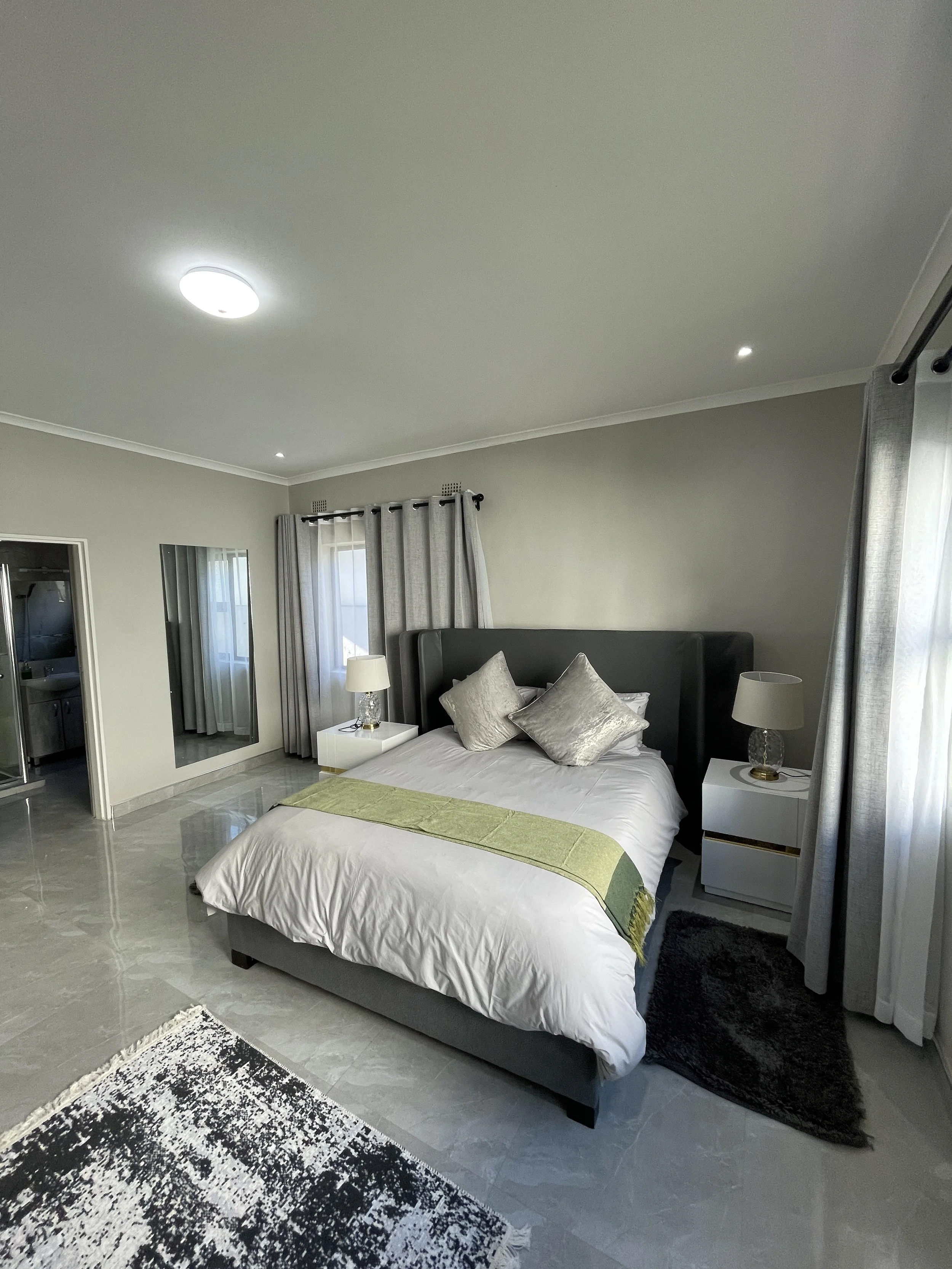 MASTER BEDROOM WITH ENSUITE BATHROOM