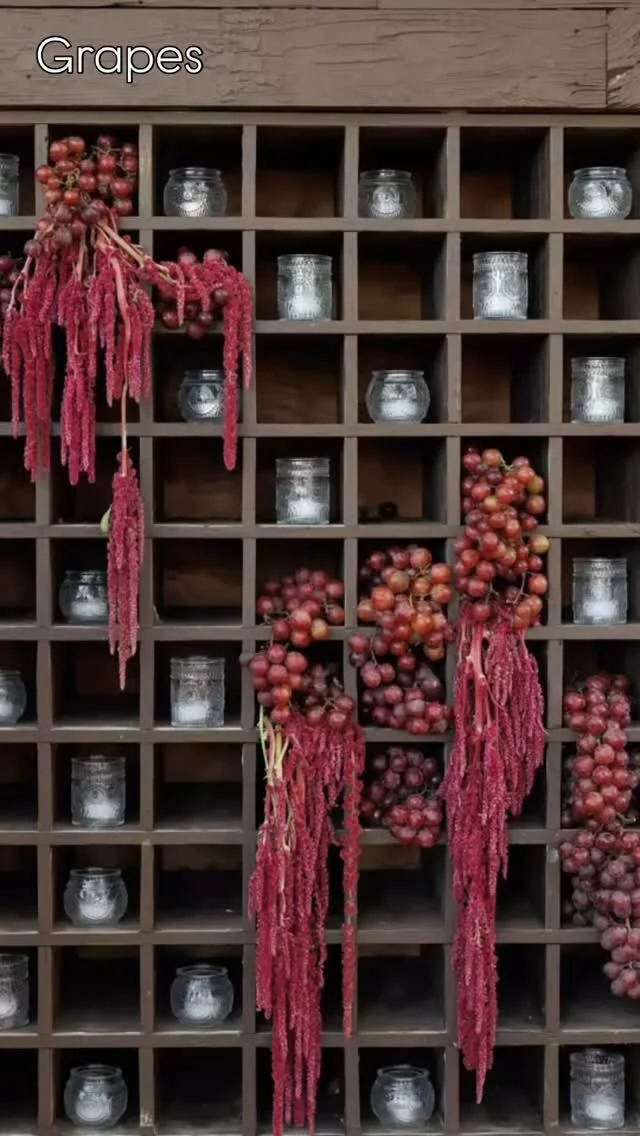 Grapes are having their moment🍇#grapewedding #italianwedding #grapeflowers