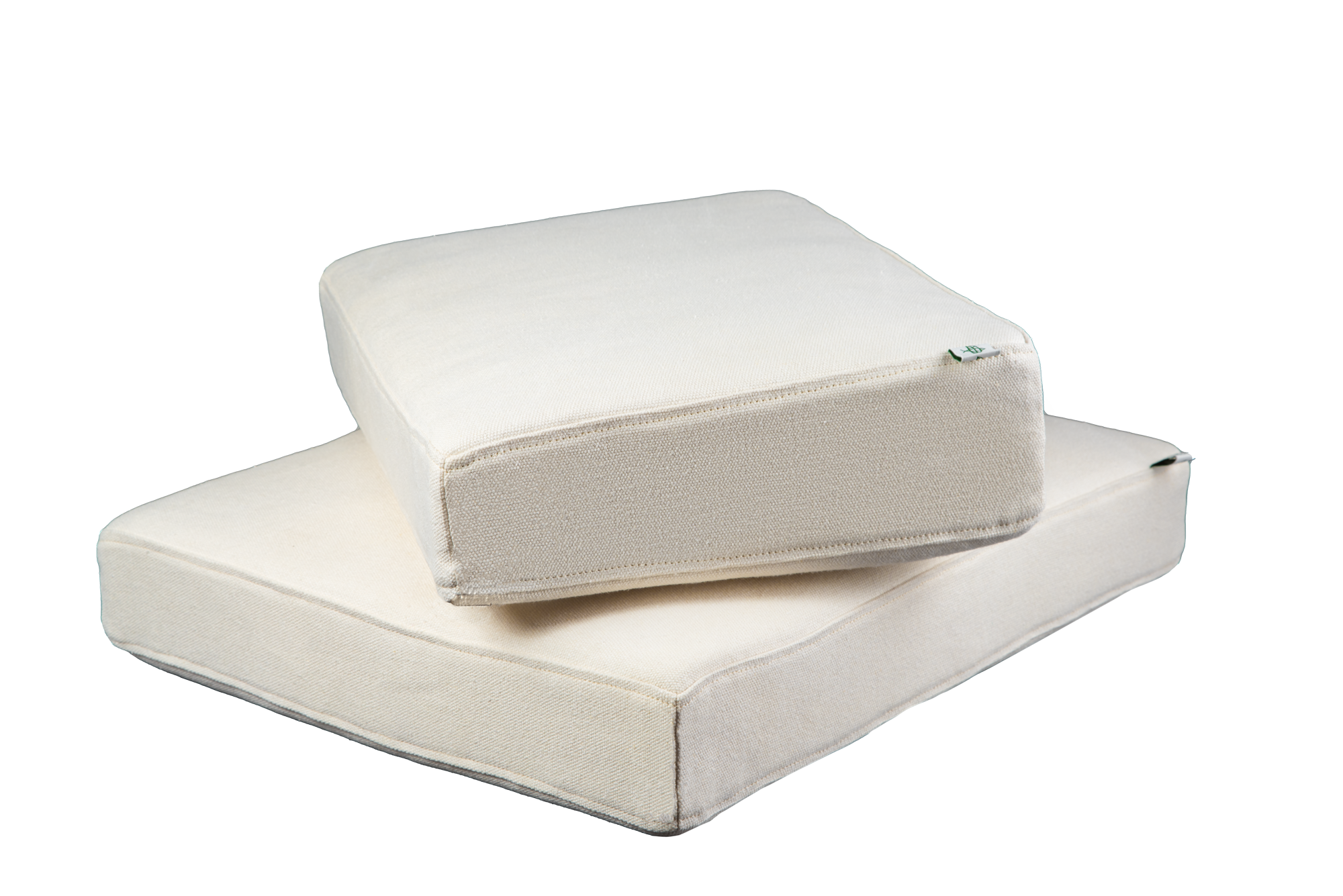 Zwei weiße Matratzen, eine kleinere auf einer größeren, beide aus Textilmaterial.