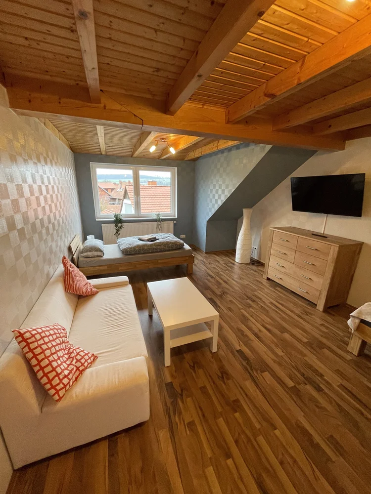 Apartment Buddy: Schlafzimmer mit Einzelbetten
