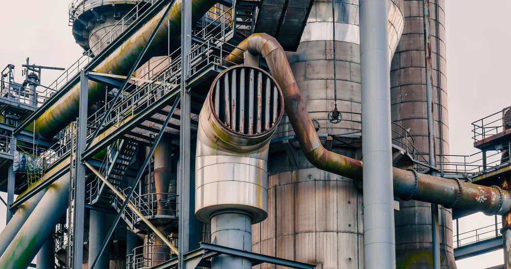 Industrieanlage mit Rohrleitungen