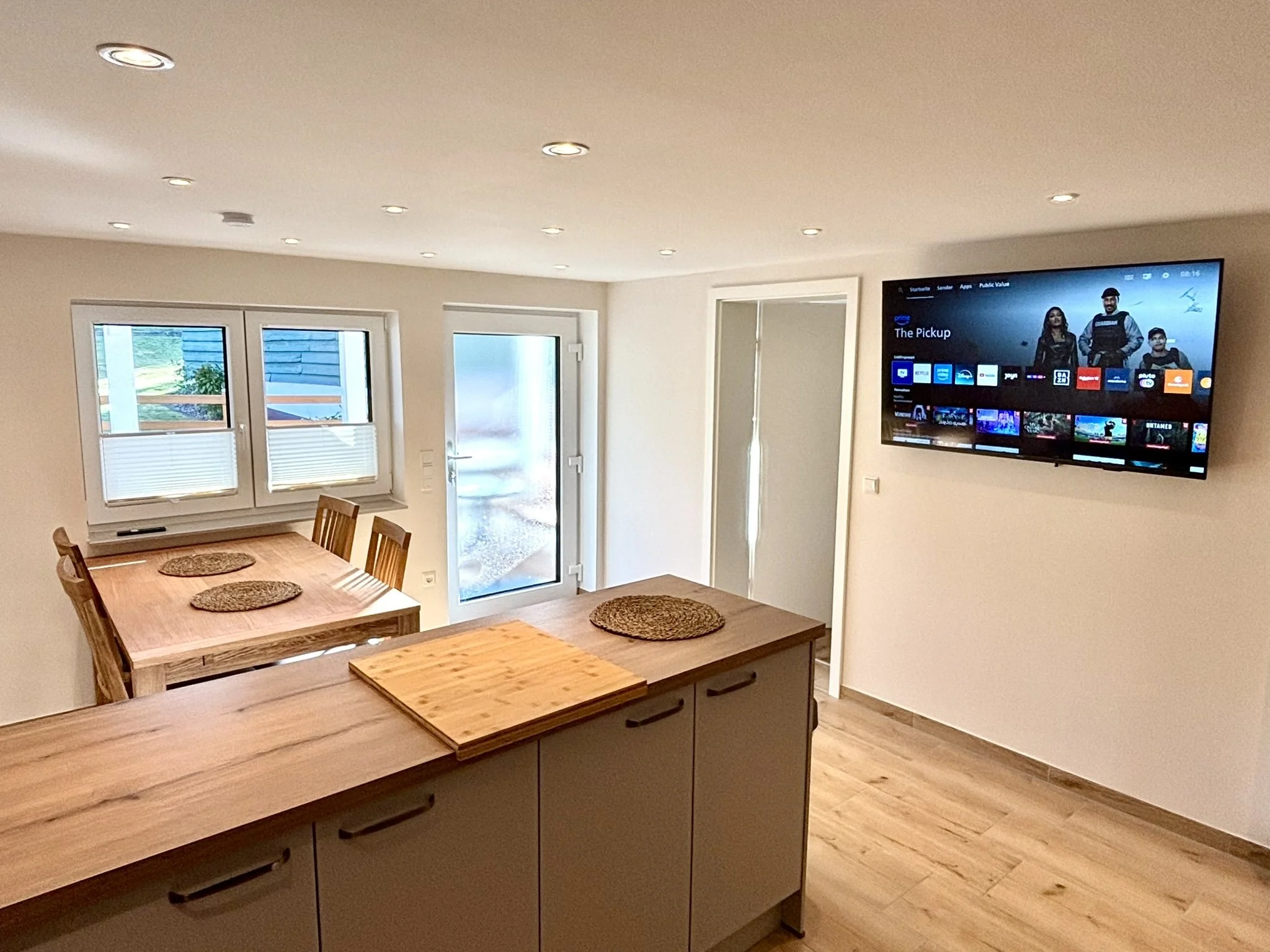 Apartment Ares - Esstisch + TV