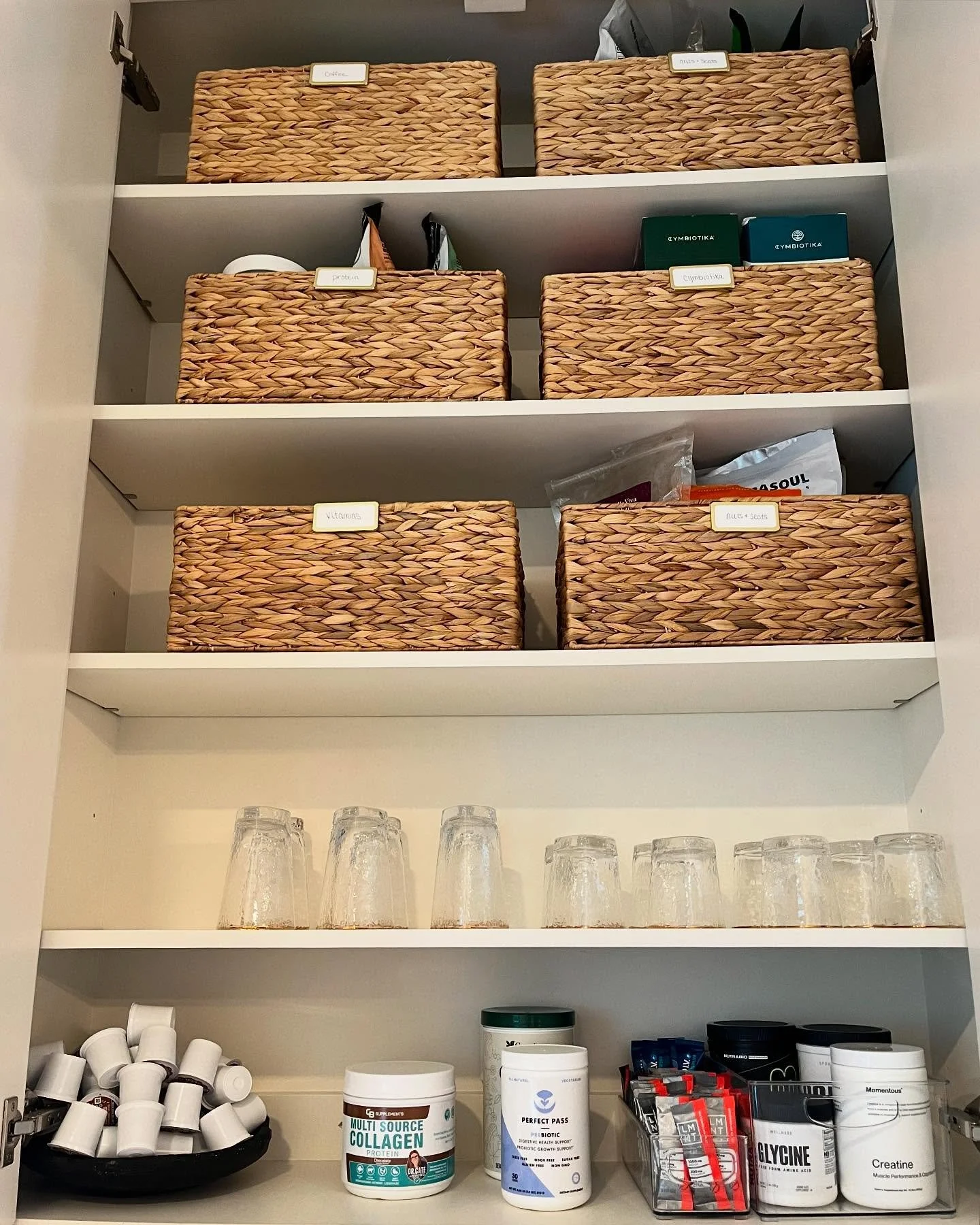 Hands up if you&rsquo;ve ever opened a cabinet and thought: where did all this stuff even come from? 🙋&zwj;♀️

This kitchen went from overwhelming to effortless. We helped our client let go of what wasn&rsquo;t needed and created a flow that makes d