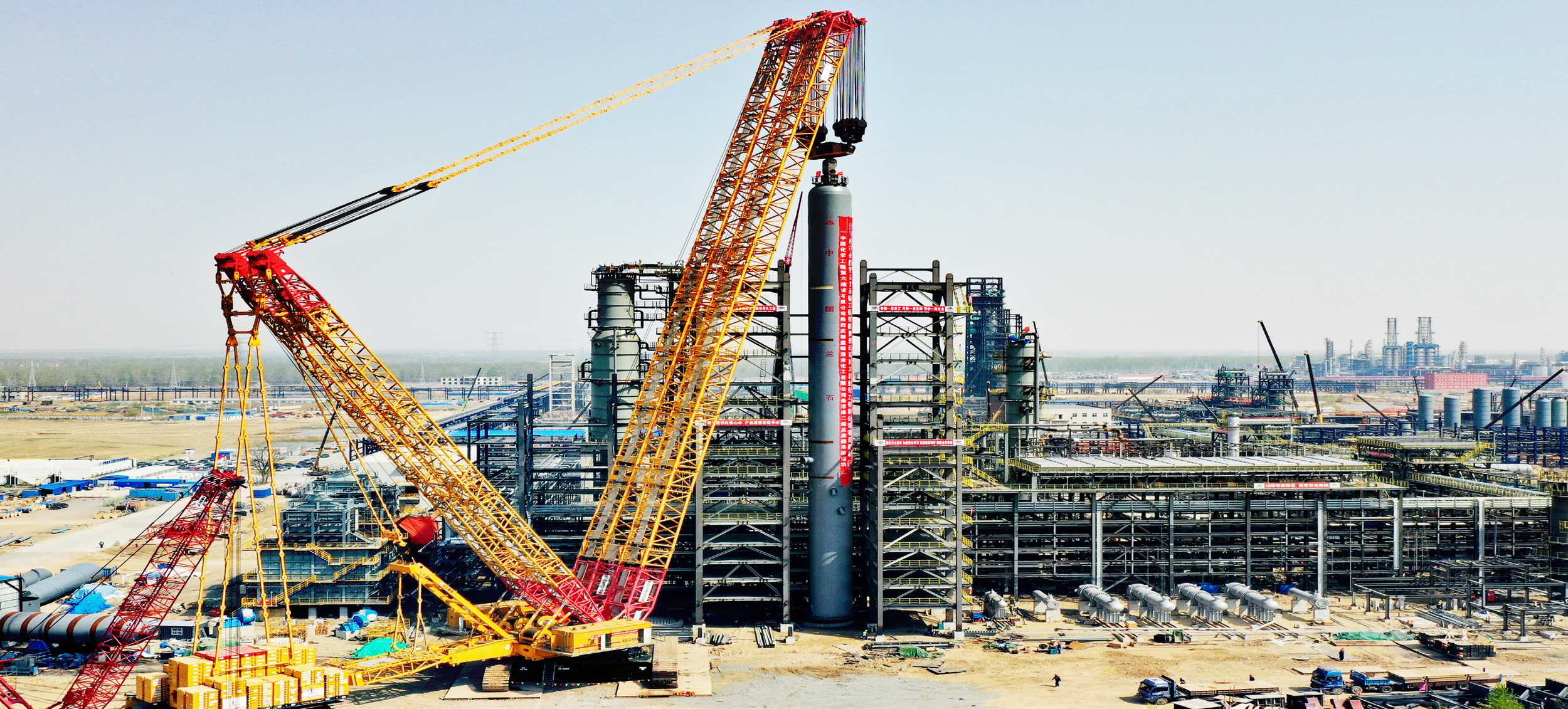 Hoisting site of suspended bed forging welding hydrogenation reactor for 3 million tons/year residue hydrocracking unit