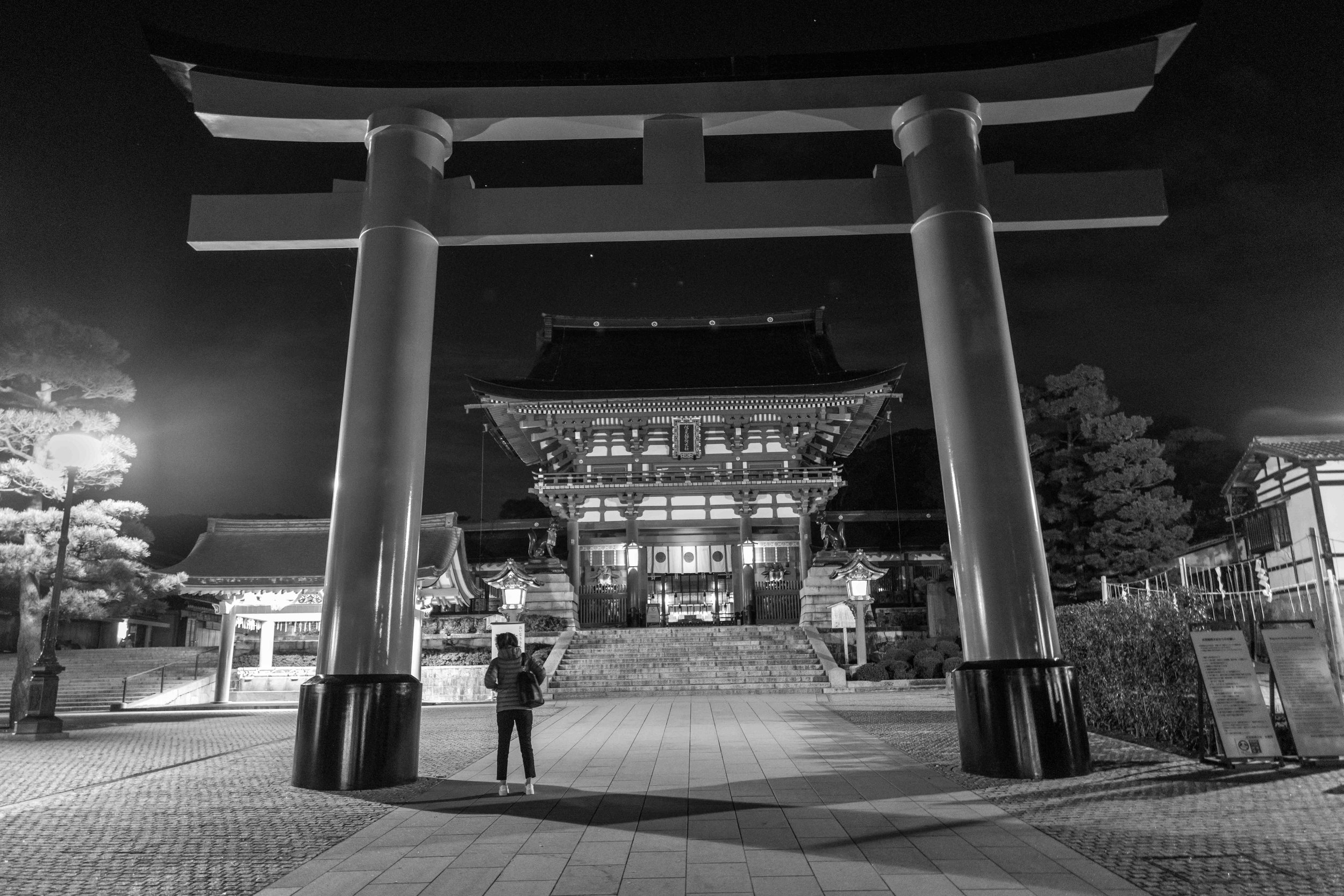 Kyoto  Arch Temp 2 Q2M.jpg