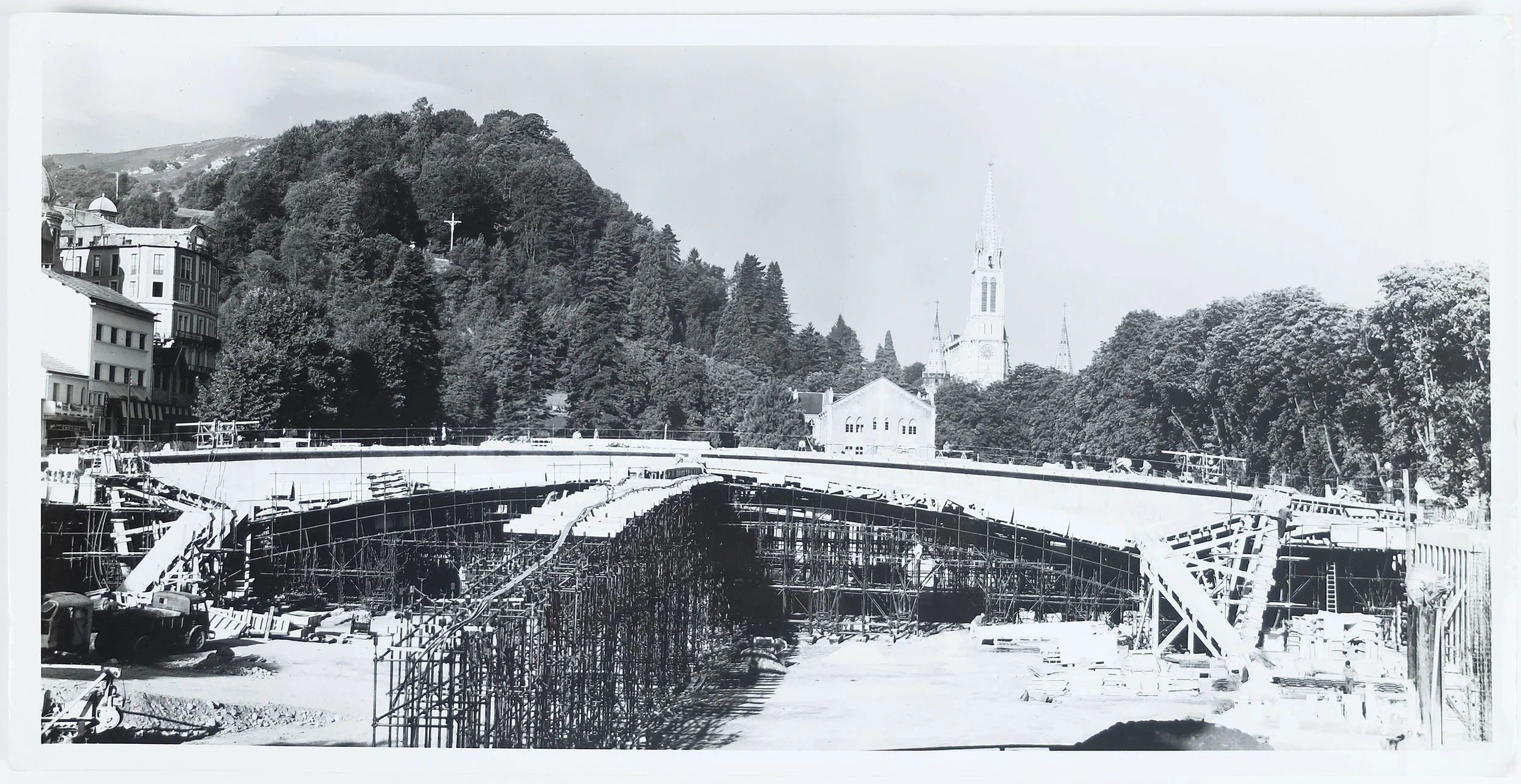 Baranger photographie construction basilique souterraine Lourdes