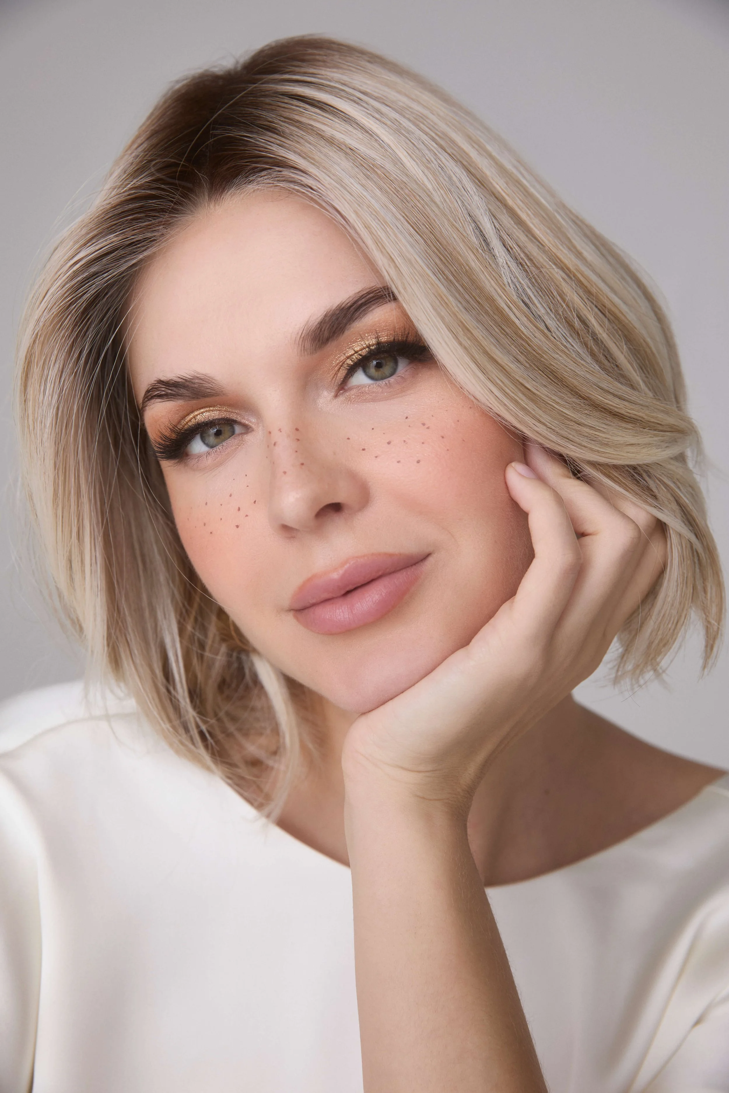 Mira + Color Shown Sea Salt Blond-R + Extended Lace Front + Monofilament + Hand-Tied  + Heat Friendly