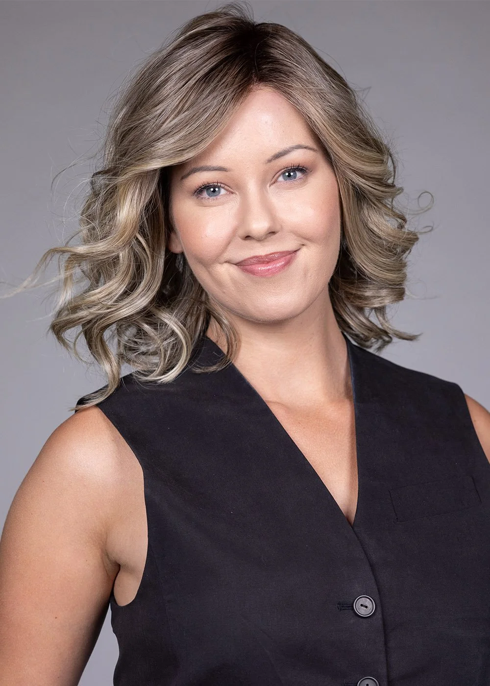 Streep | Color Shown Sparkling Champagne Blonde-R + Hand-Tied Full Double Monofilament+ Velcro Adjuster + Fits an Average + Heat-Friendly + Ear to Ear Full Mono with a Left Part