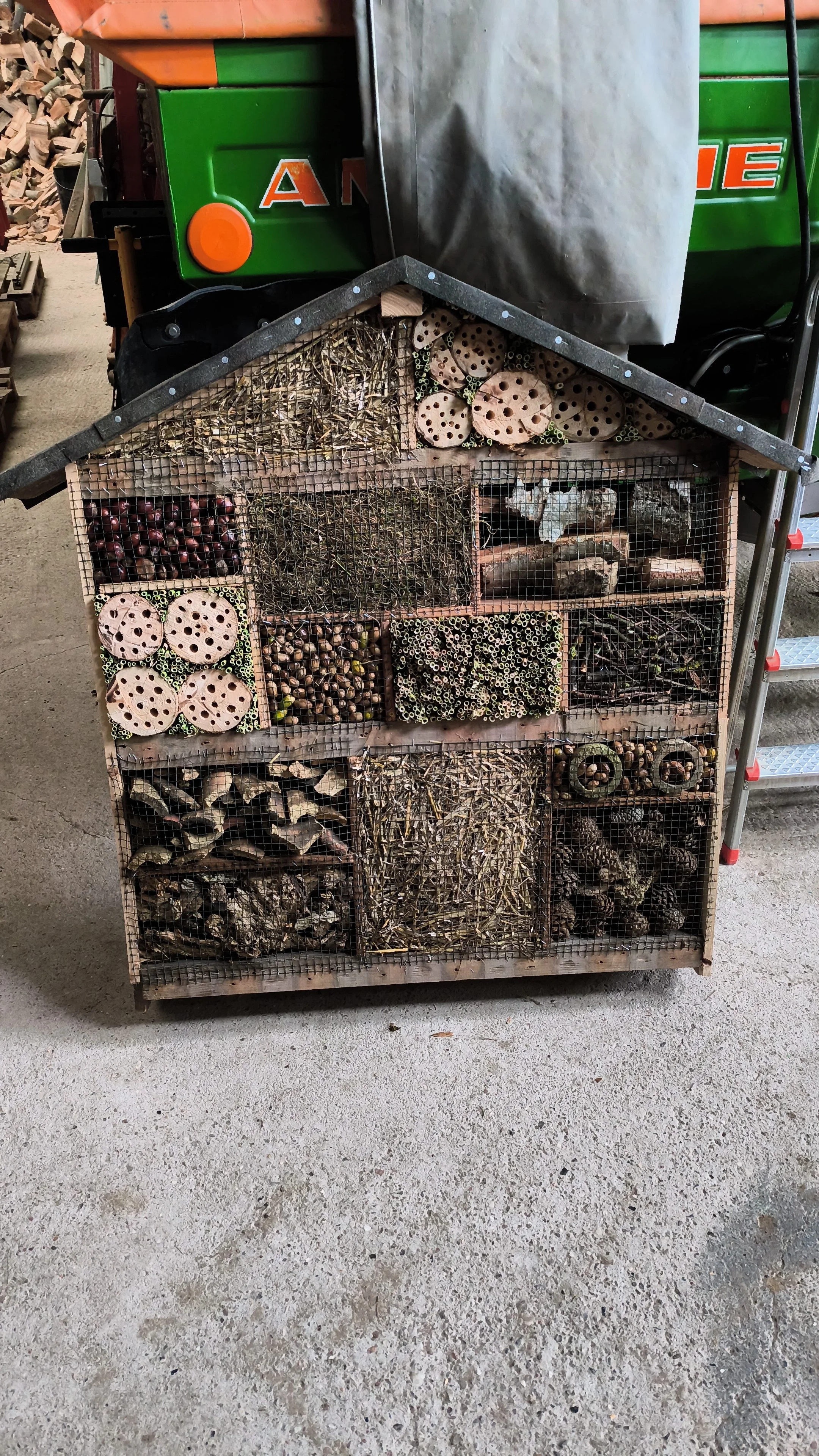 Fertiges Insektenhotel