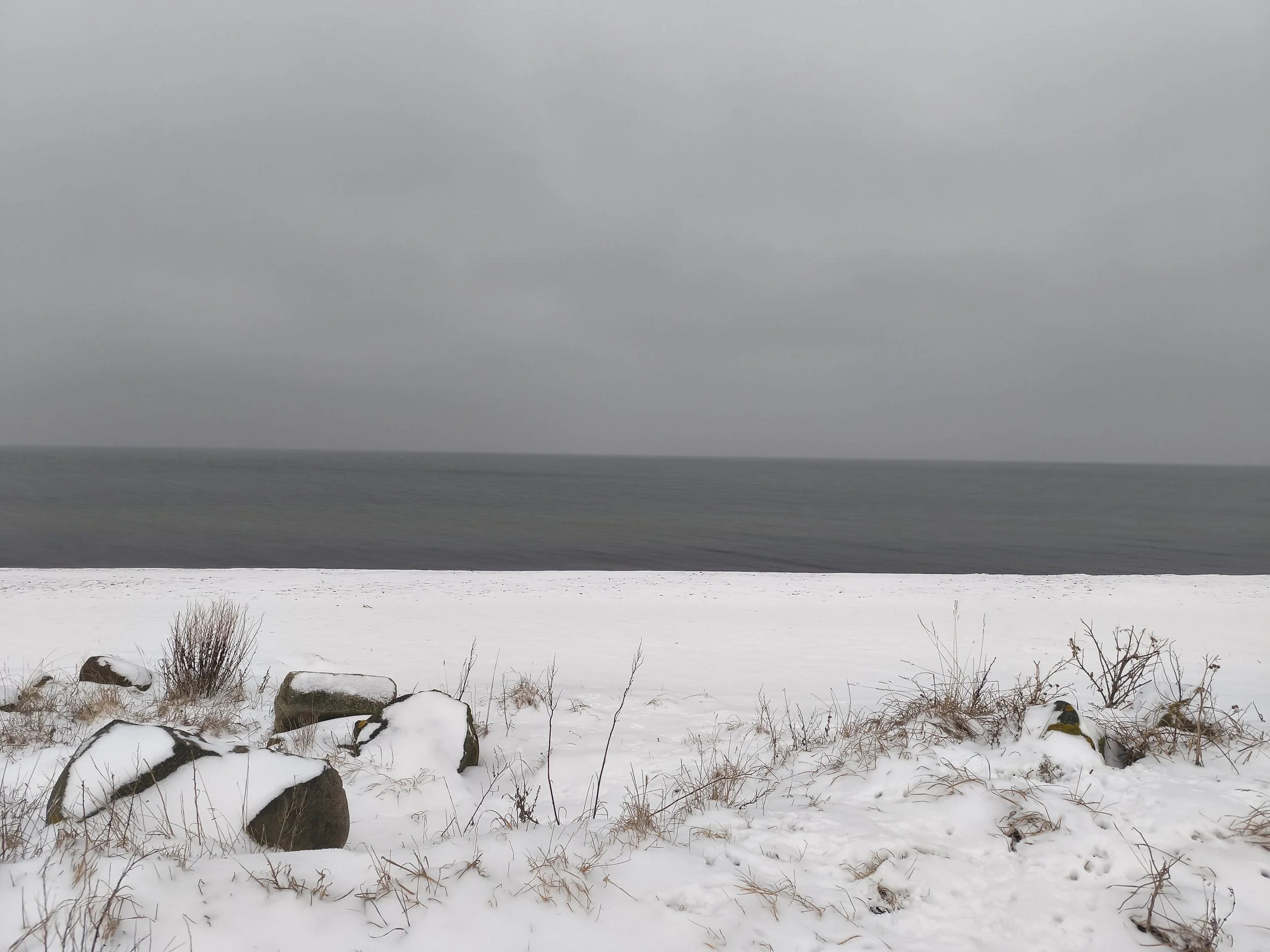 Ostsee im Hintergrund, Schnee im Vordergrund