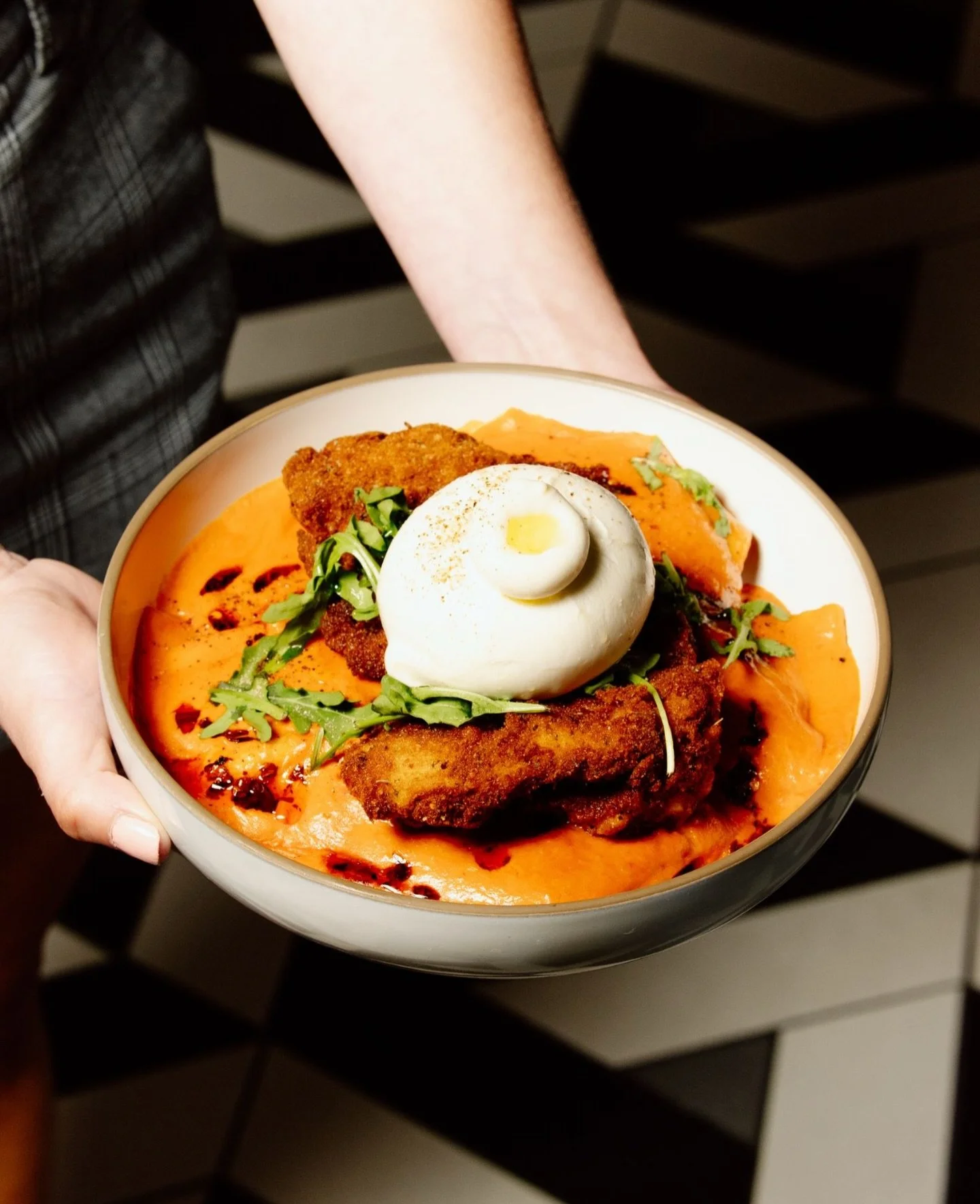 Not your Nonna&rsquo;s chicken parm.🍝✨
Crispy chicken thighs layered over ricotta ravioli, drenched in our house vodka sauce, and crowned with fresh burrata. Comfort food, redefined.