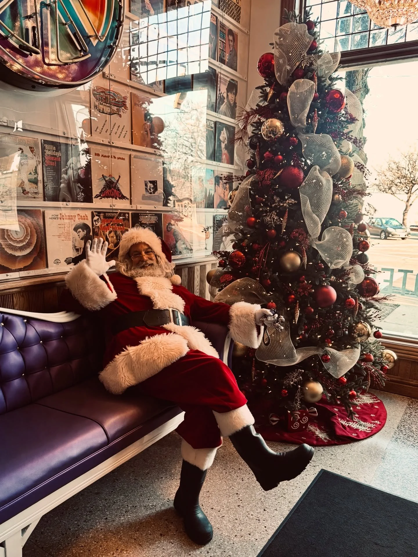 ✨ &rsquo;Tis the season to party! 🎅🏽

Whether you&rsquo;re dreaming of an intimate dinner at Suite 46, a festive celebration in one of Retro Suites beautiful event spaces, or a fully catered off-site holiday soir&eacute;e &mdash; we&rsquo;ve got yo