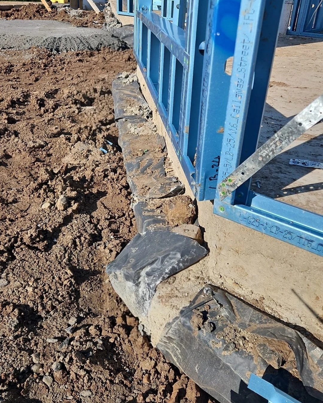 Confirming the FFL of a slab and the positions of other drainage utilities in Mambourin