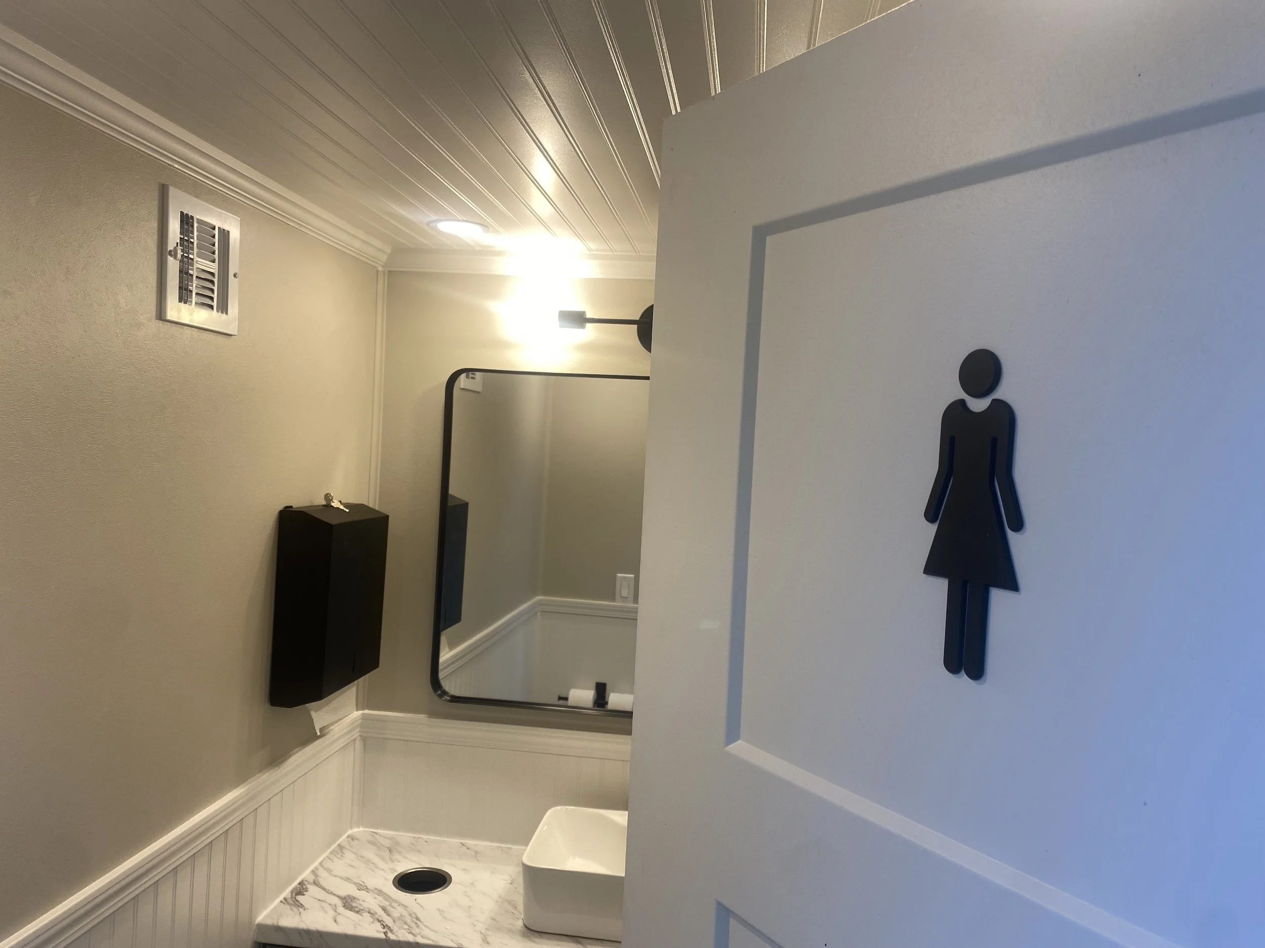 AC-cooled mobile bathroom for summer events