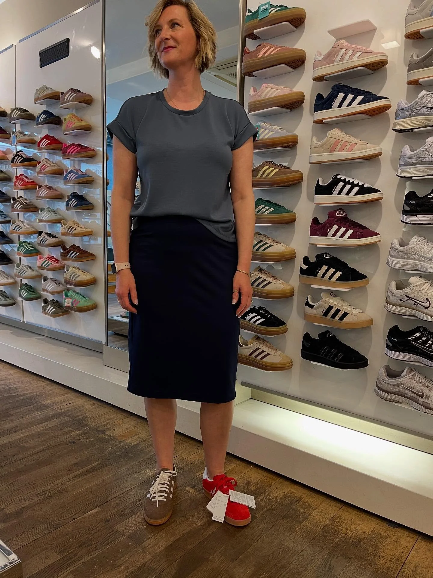 Elevated essentials or dress code dealbreaker!
While our stylist Pamela was busy deciding between colors during a sneaker shopping moment in the UK, she inadvertently stepped right into the visual metaphor for our recent podcast episode, sneaker deb