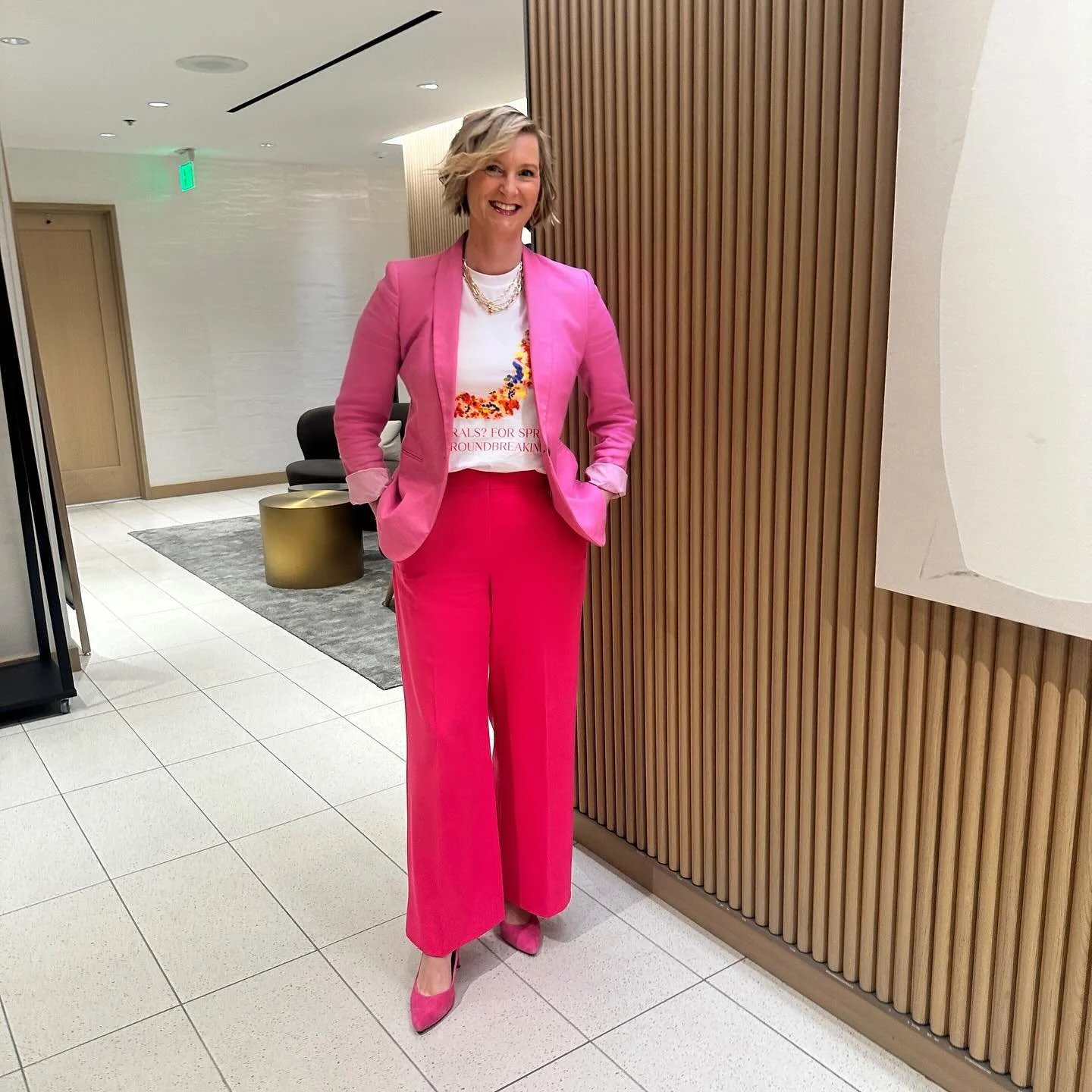 Miranda called….she approves of the pop of pink!
Our stylist Pamela is serving up “That’s all.” vibes in head-to-toe pink with a little London souvenir twist.
Who says dreary days call for dull outfits? The bold wide-leg tr