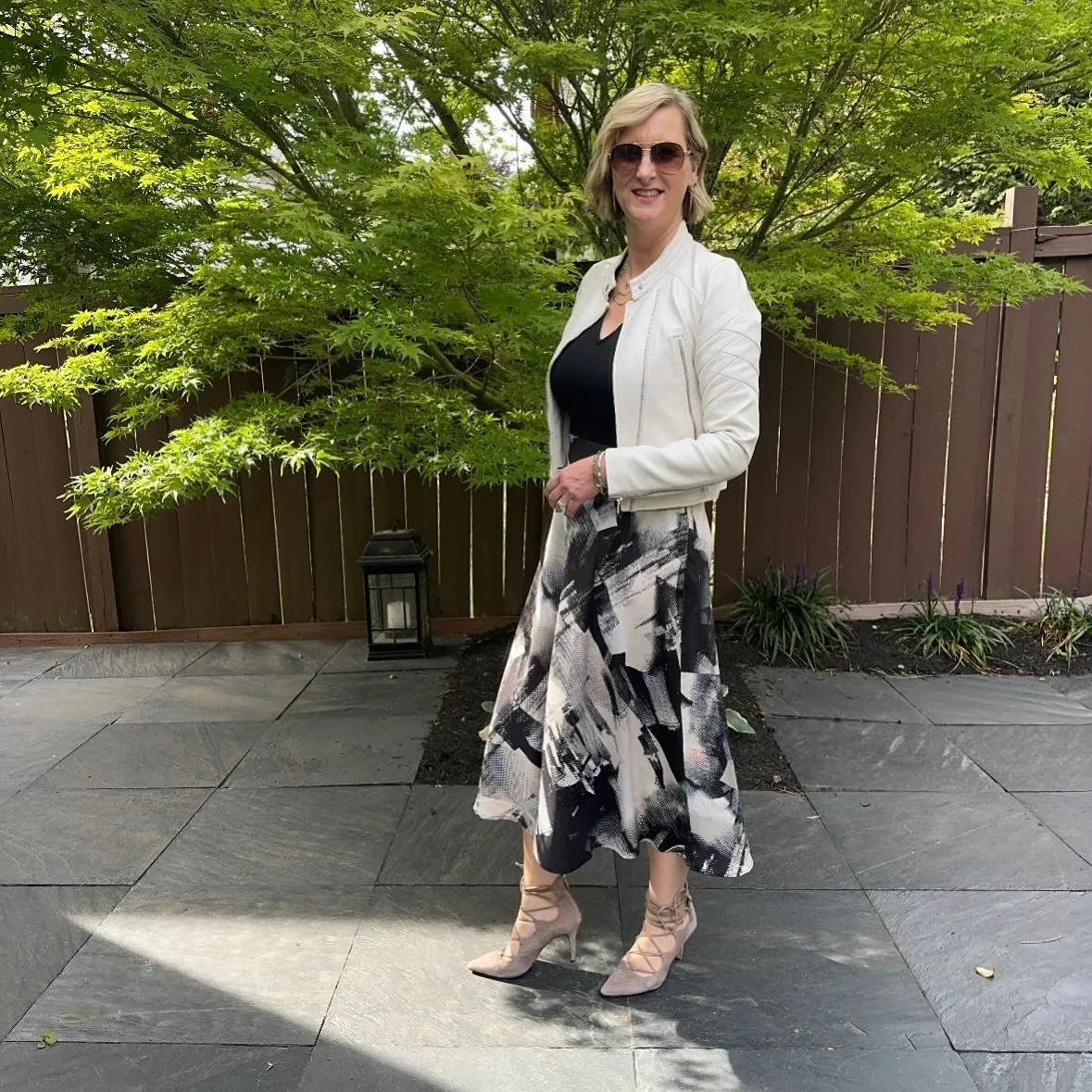 Fresh take, classic palette.

Black and white, but far from basic.
A printed dress sets the stage, the white moto jacket steals it, and those ankle-tie pumps? Total encore. The result: timeless, modern, and perfectly seasonless.

Style tip: To keep b