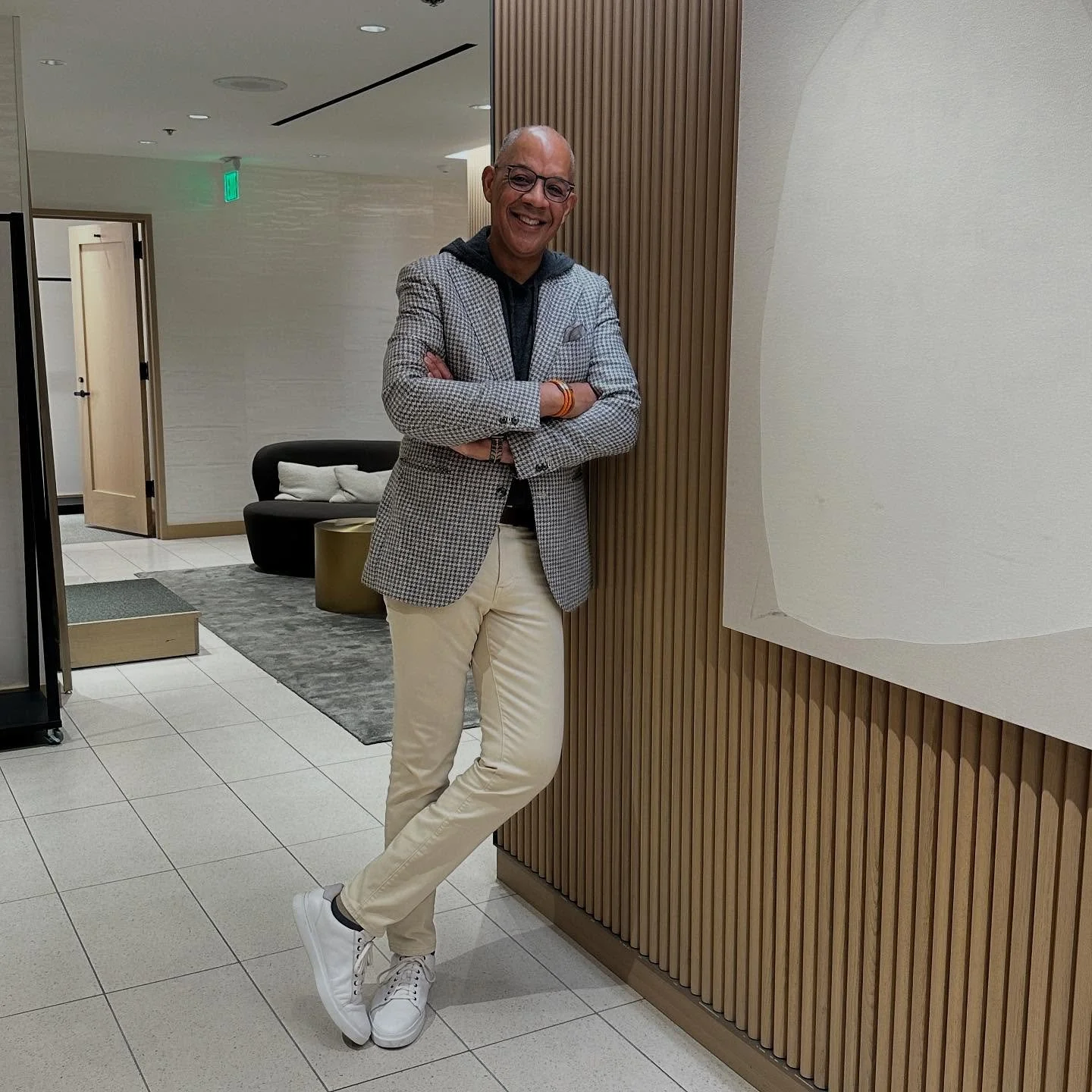 Houndstooth, hoodie, and a whole lot of cool.

This is how you do smart casual without trying too hard.

Off-white pants keep it clean, the cashmere hoodie keeps it luxe, and the houndstooth jacket brings the heritage vibe just modern enough. Add whi