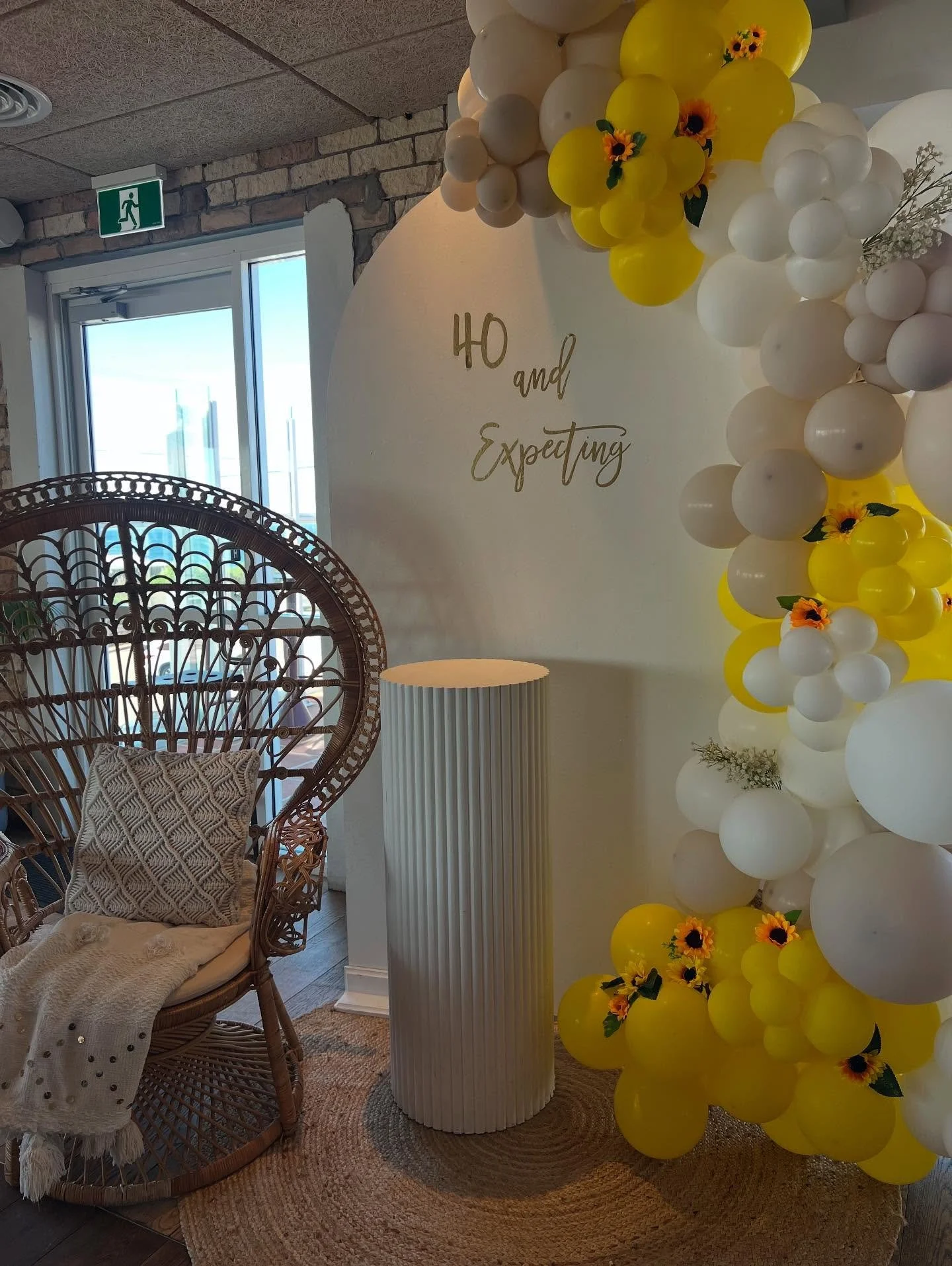 Joint 40th and baby shower ✨ what a day for it&hellip;
.
.
.
@thebeachesmerewether #mereweather #babyshower #birthday #forty #balloon #backdrop #peacockchair