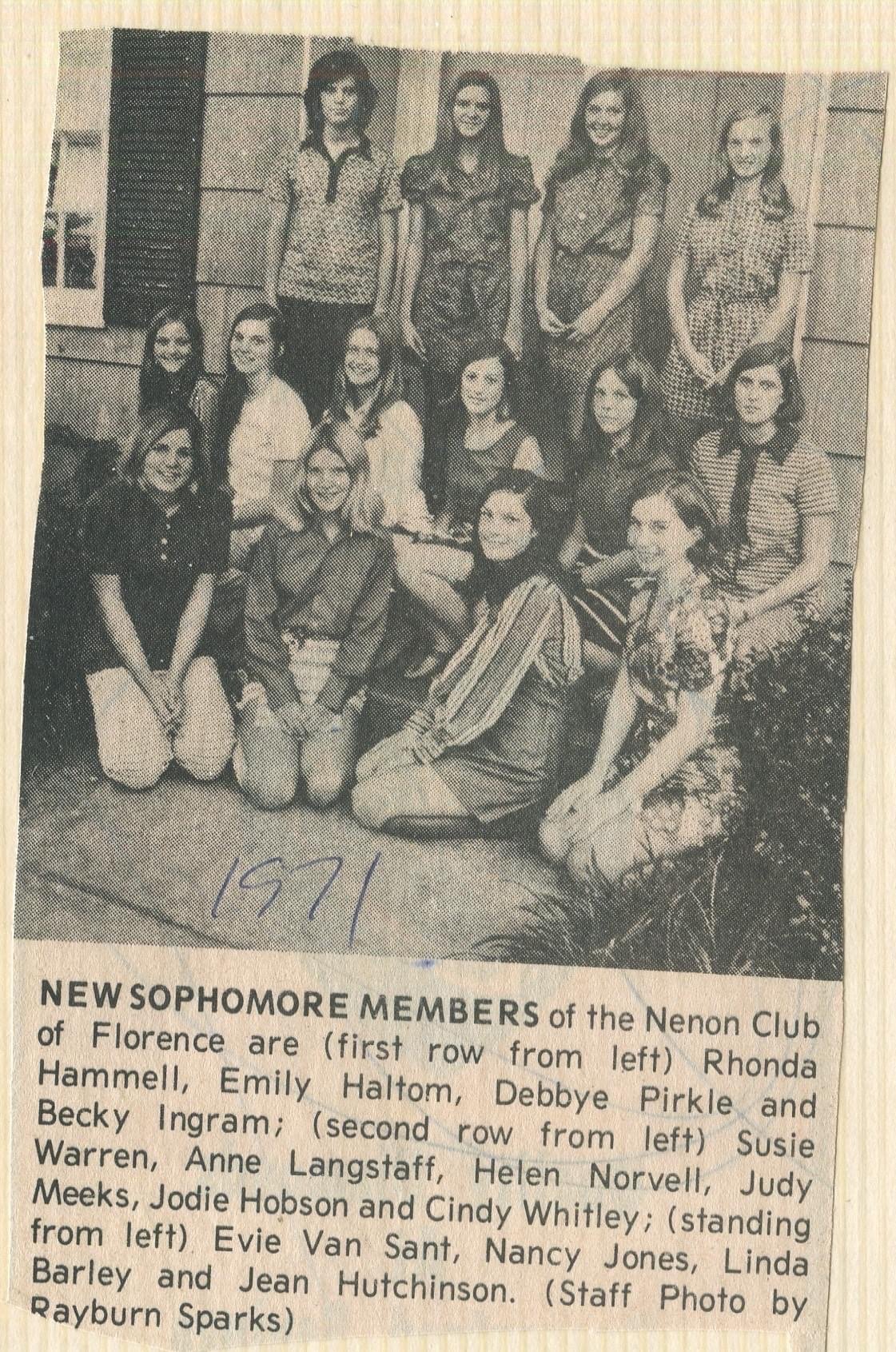 A black and white photo of a group of young women, 10 in total, posing together. The women are arranged in three rows, with some standing and some kneeling or sitting. The photo is from 1971 and features members of the Neenon Club of Florence. The group is gathered outdoors near a building with siding. The photo's caption lists their names.