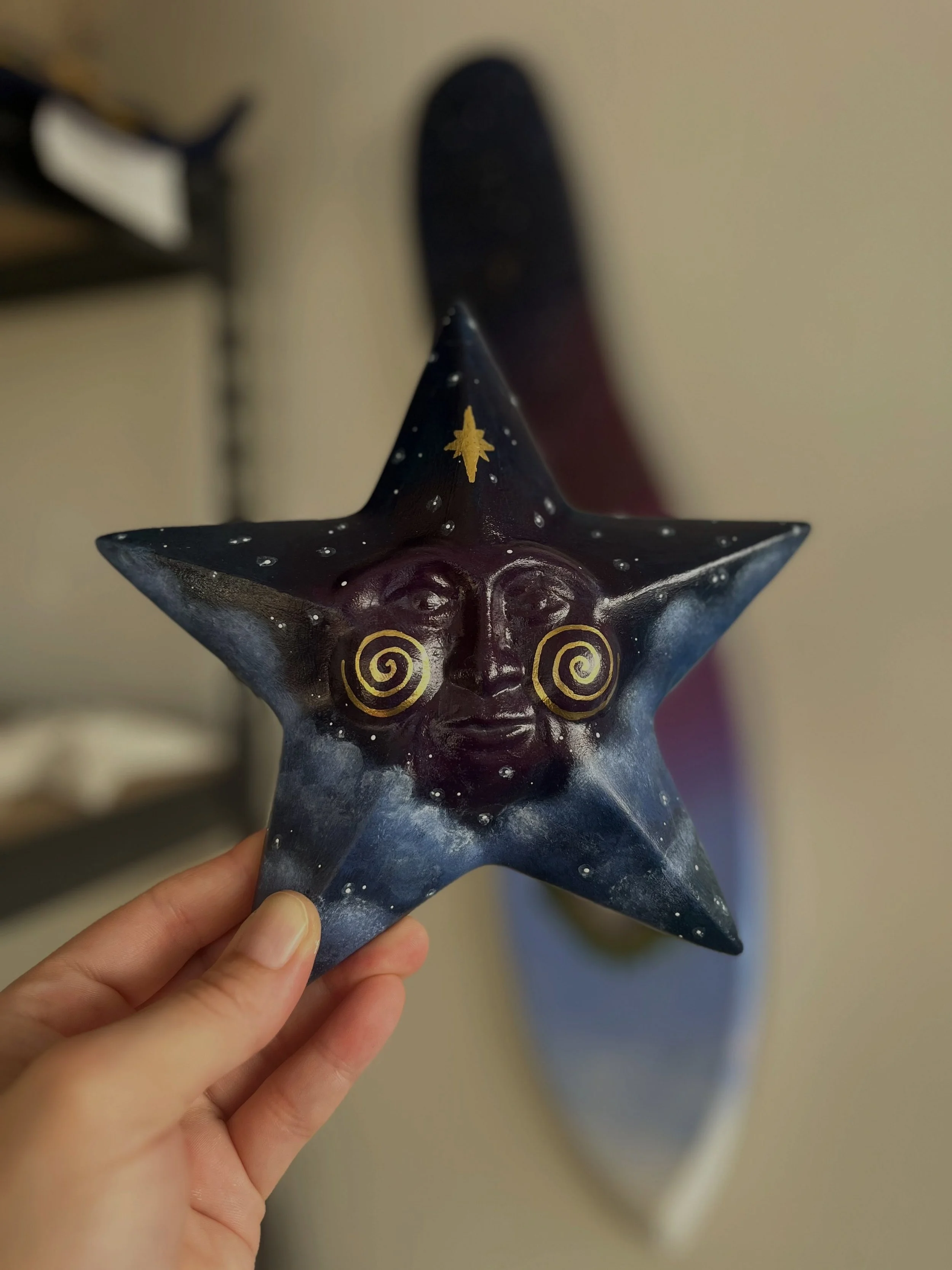 Good morning from the studio and from this violet purple star guardian looking like royalty 👑⭐️ 

#celestialart #celestialbeauty #starguardian #celestialdecor #handmadeart