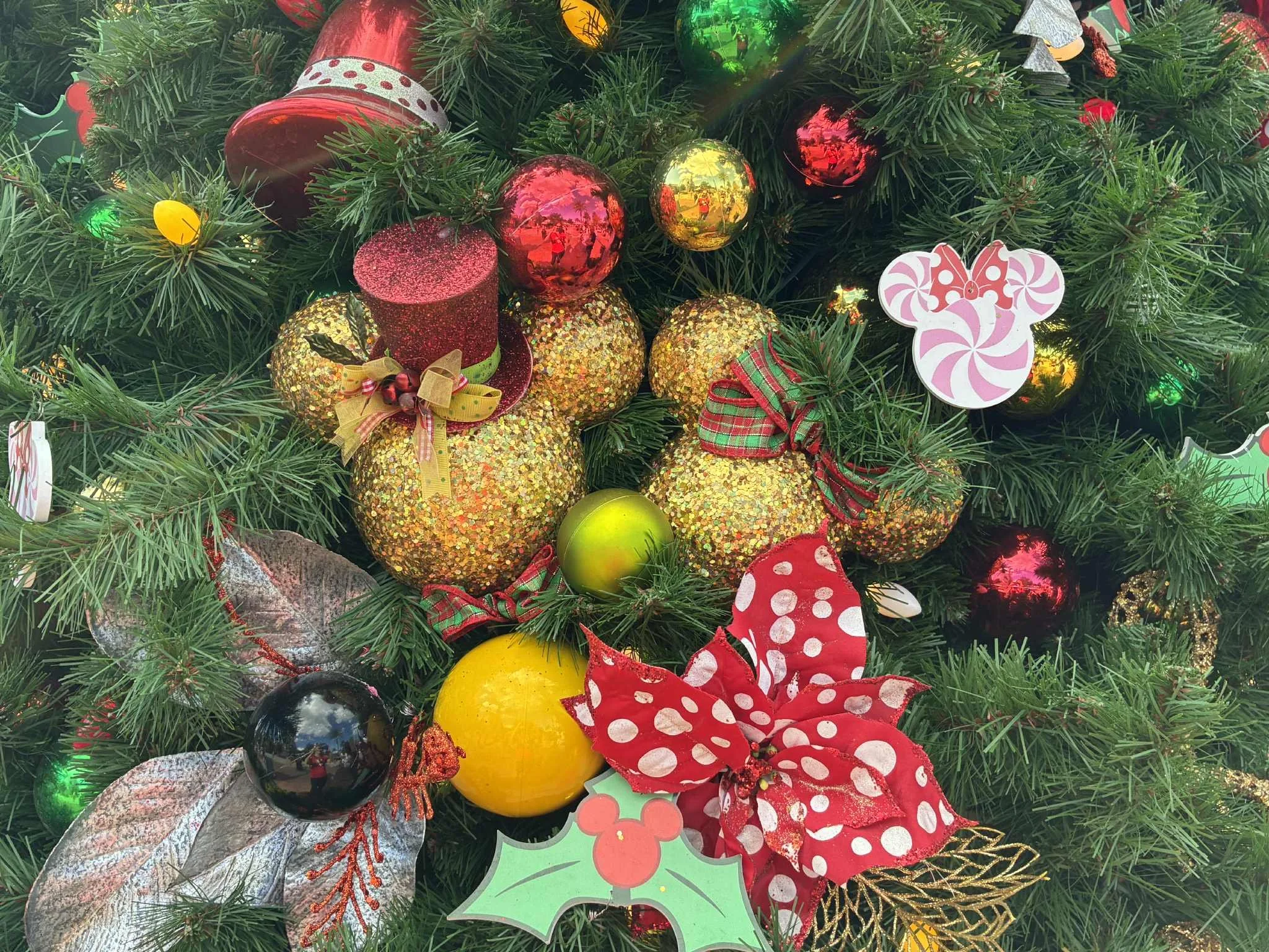 tree stroll mickey and minnie 2.jpg