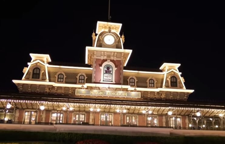 mainstreet at night 3.JPG