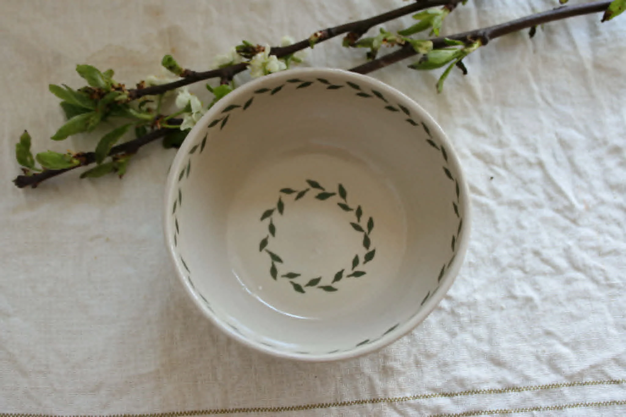 Liten skål, gröna blad