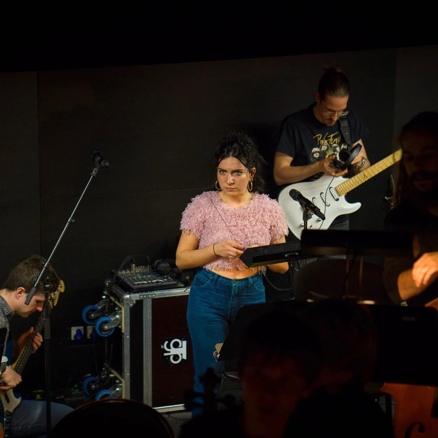 Un petit retour sur un projet super chouette auquel j'ai particip&eacute; en 2019-2020, pour lequel j'ai &eacute;crit une dizaine d'arrangements de chansons des Pink Floyd pour orchestre symphonique et groupe de rock, o&ugrave; j'ai &eacute;galement 