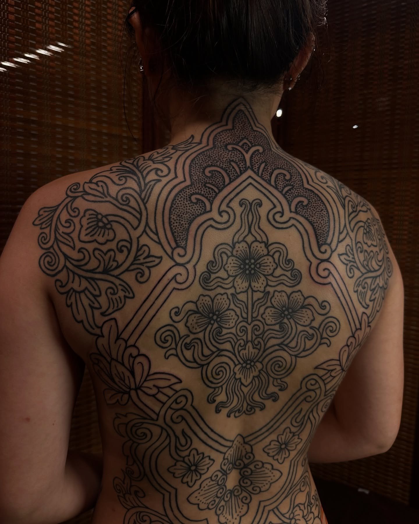❈ WORK IN PROGRESS ❈

Documenting the 4th Session of this Backpiece that I started on lovely Jeanie. In this session we managed to finish the main frame, fill the top centre and then planned out by freehand what will potentially be the next part on t