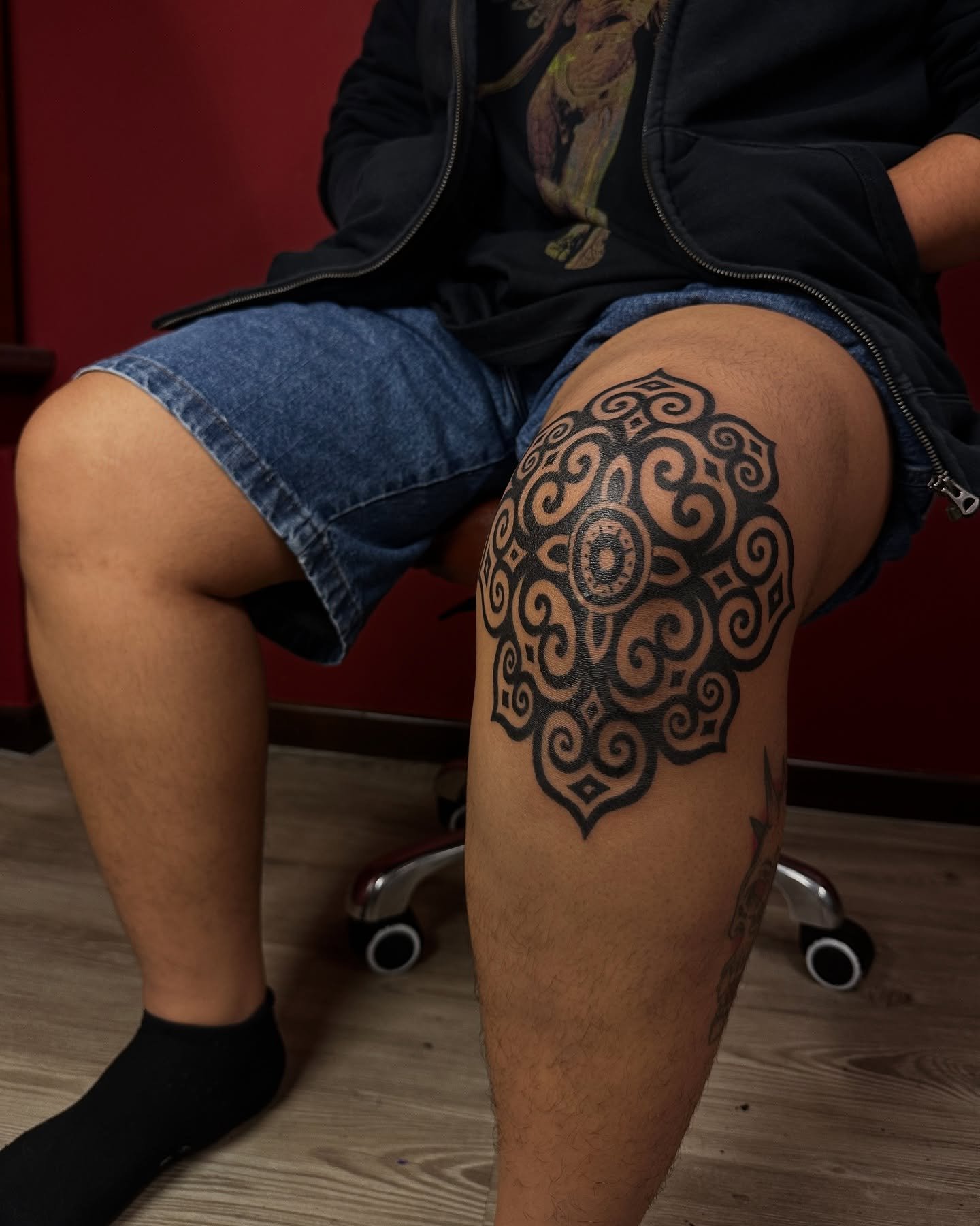 ❈ Done by Handpoke ❈

A knee banger for Aria, made fully by hand and passion. I appreciate your patience and giving me 100% creative freedom in creating this for you! 🫶🏼

Knees are known for such a complex placement and I&rsquo;m so honoured to be 