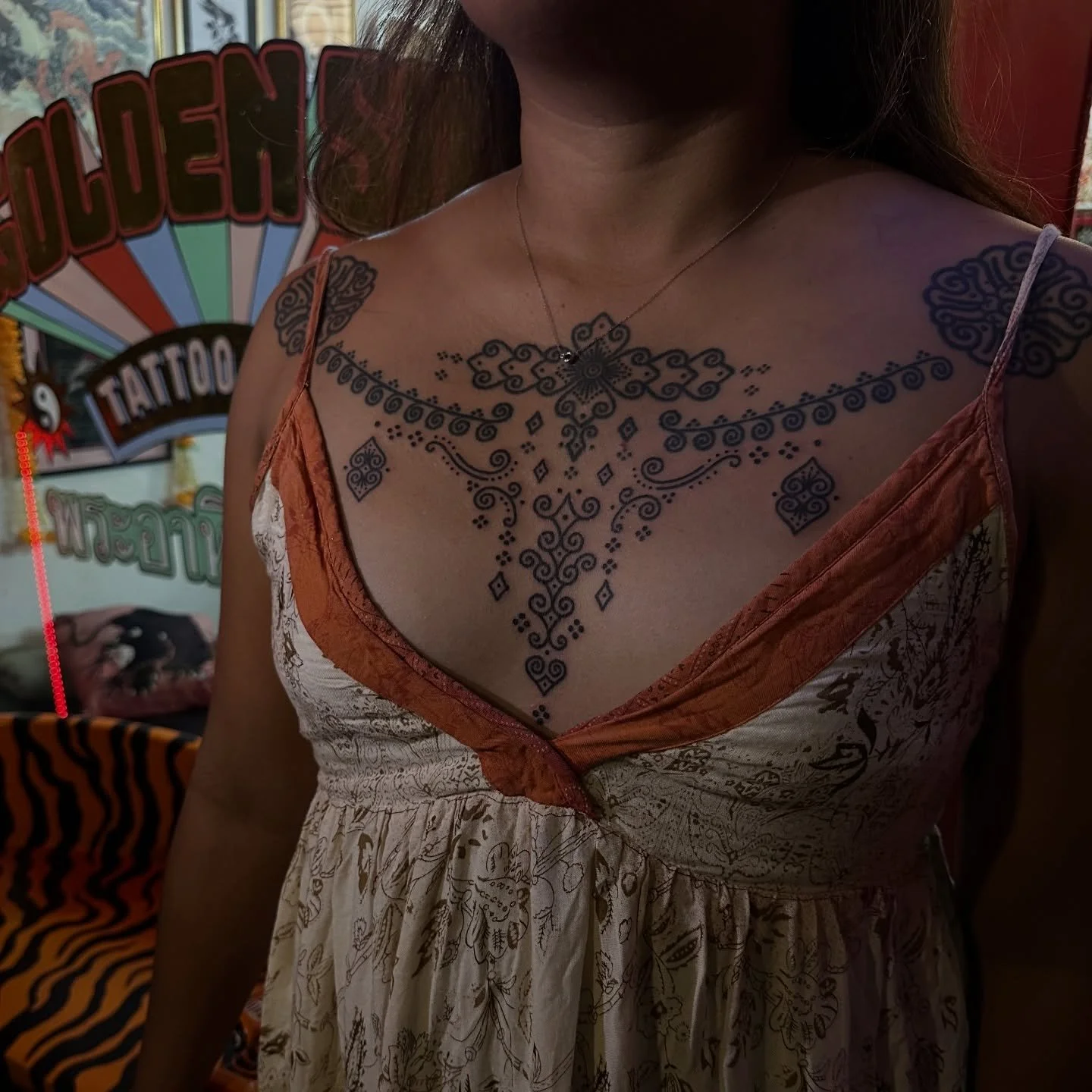 ❈ Done by Handpoke ❈

Full chest all made by hand. Shoulders and centre of chest has healed for about 2 years and 1 year respectively while the spiral chain addition was done by @md.poke ✨

Thank you so much Mariah for getting tattooed while I was in