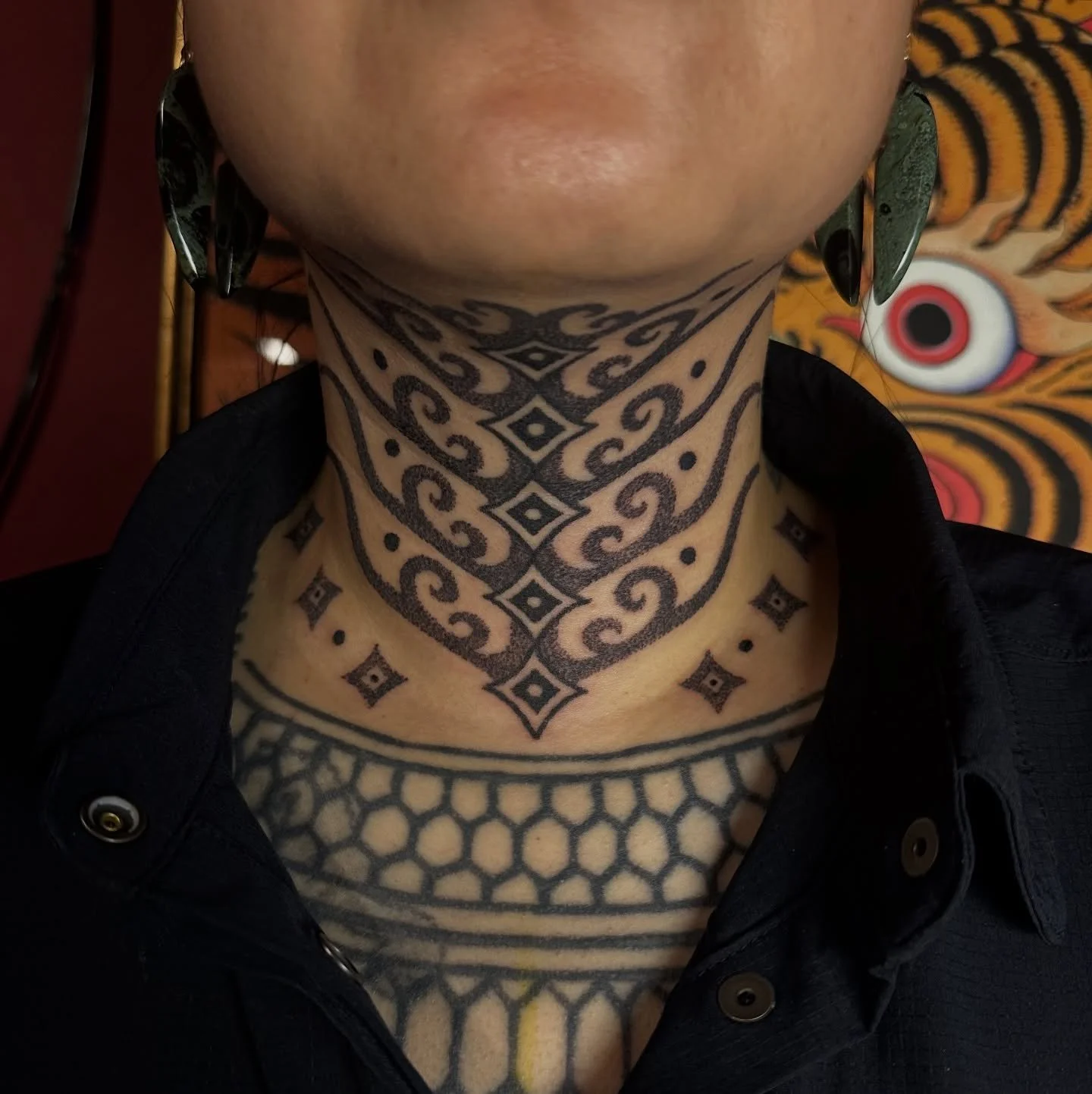 ❈ Done by Handpoke ❈

A throat piece for @kill.joy.land .
Tattooing is never just ink on skin. It is a meeting of timing, bodies, energy, and trust. Paths cross, drift, and return when they are meant to.

We first met in Chiang Mai, where Joy was get