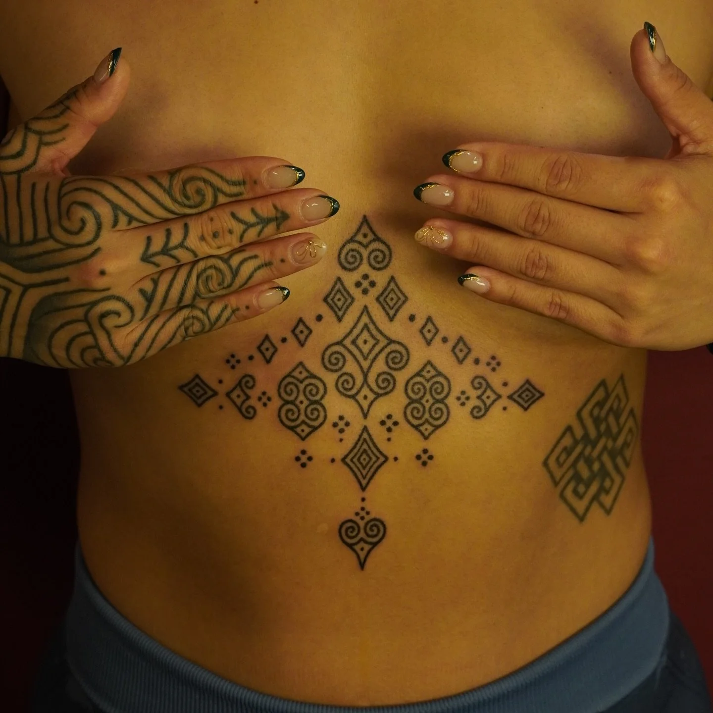 ❈ Done by Handpoke ❈

Custom sternum piece for Rach all made by hand. Thank you for giving me 100% creative freedom! 
Hand piece done by my studio buddy @schyzofrantic 

Books open for MAY / JUNE 2026, for projects big or small. 

iwani.pokeahontas@g