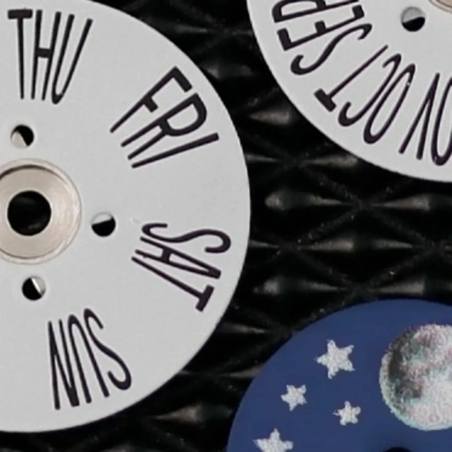 Day, month and moonphase: visible gears that transform the passing of time into a mechanical narrative. 
Designed for those who appreciate small details and technical features; each wheel is positioned harmoniously in the dial to ensure balance in th