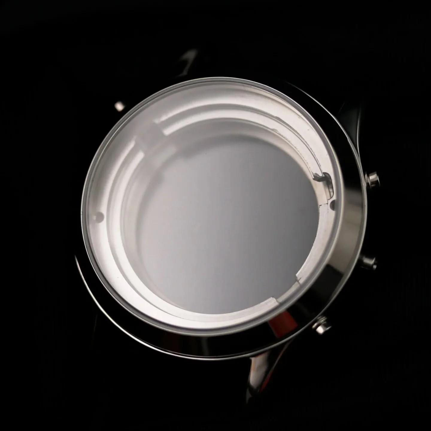 A polished 39mm case, shielded by sapphire glass and antireflective coating.
Engineered for those who seek elegance and perfect wearability.

#axonwatches #MechanicalWatches #WatchCollectors #IndependentWatchmaking #SwissMade #Horology #Timepieces #N