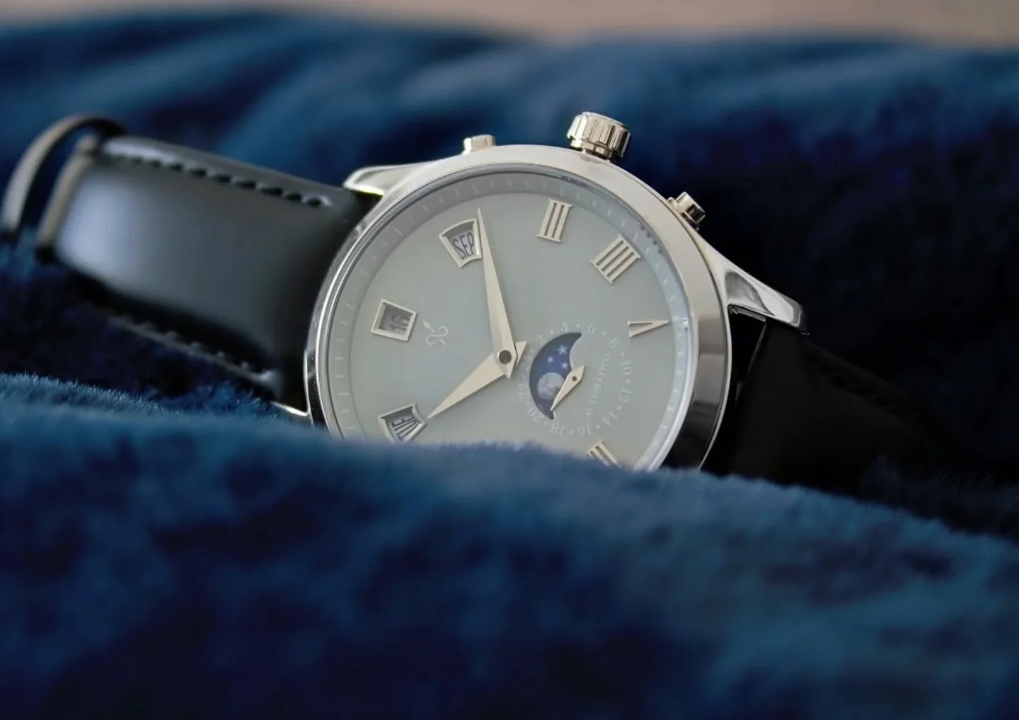 A picture before the strap upgrade but showcases well the grey dial color and the high polish on the hands and numerals 

#KickstarterLaunch #axonwatches #NewWatchBrand