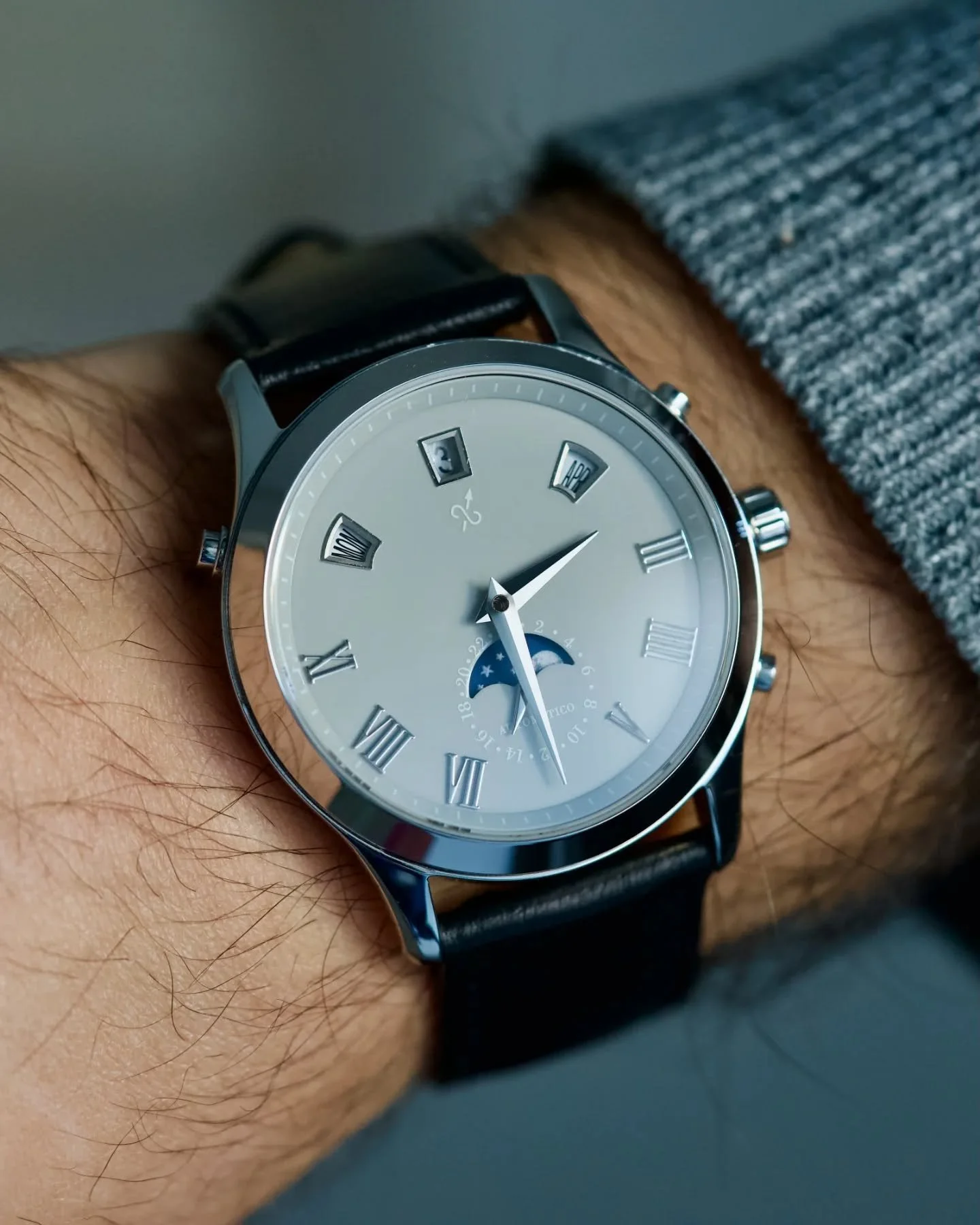 After so much work, the first review is almost out! 🚨🥳 We can't wait to hear @happyhorologists opinion on Axon Origo, stay tuned 👀

#KickstarterLaunch #axonwatches #watchreview #microbrandwatch #AutomaticWatch