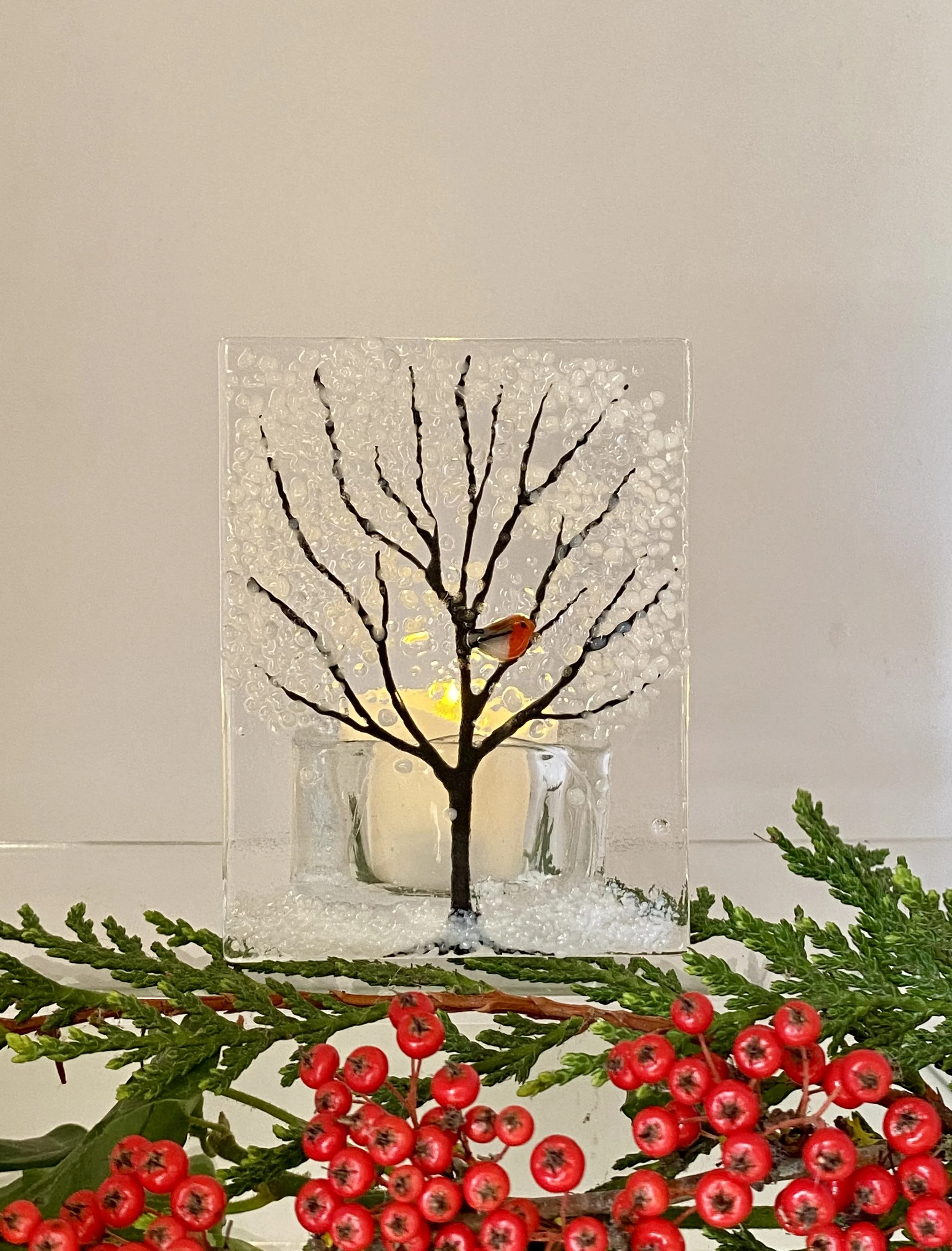 Robin in a winter tree tealight