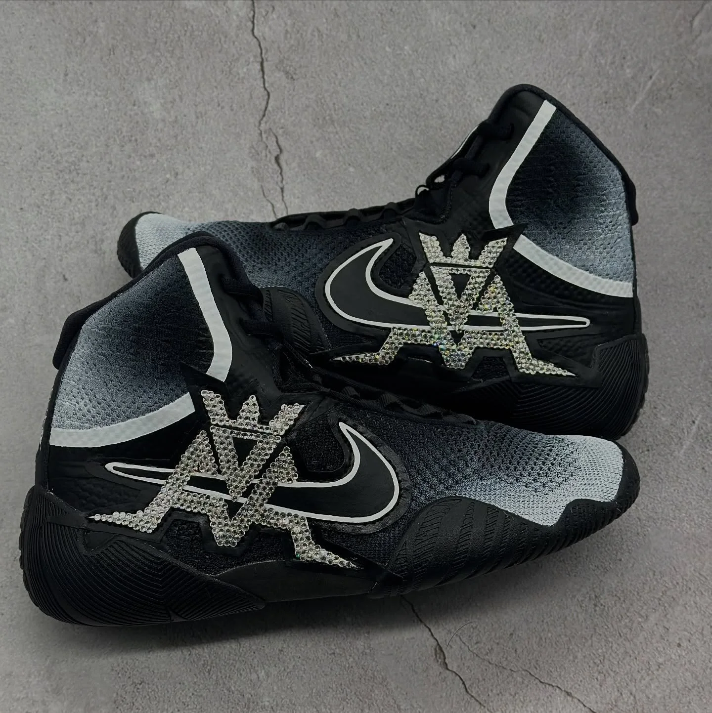 @adam.azim1 | Circa 2024
Monochrome fade with a custom insignia built from hand-placed Swarovski crystals.
subtle at first glance, savage up close.

#AdamAzim #CustomBoxingBoots #ArtOfWarStudio #OneOfOne #FightNightReady #SwarovskiDetail #BoxingBoots