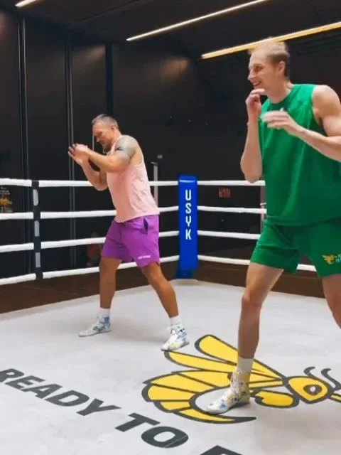 @usykaa | Circa 2023
A pair created for camp that never made it to the feed 
Nike tawa with a Honeycomb @rtfight_com design

#Usyk #CustomBoots #ArtOfWarStudio #BoxingBoots #NikeMachomai #RingReady #FightCamp #OneOfOne #BoxingCraft #BespokeDesign #Ma