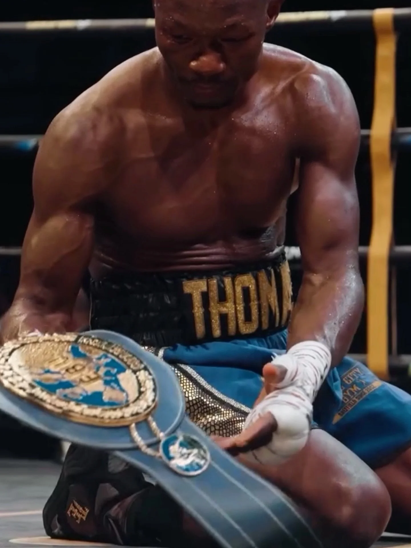 Custom camo @everlast boot created for @thereal_thomas.essomba 
Finished off with a &ldquo;TE&rdquo; insignia encrusted in gold Swarovski crystals 

#customboxingboots #boxing #boxingboots #everlast #everlastboxing