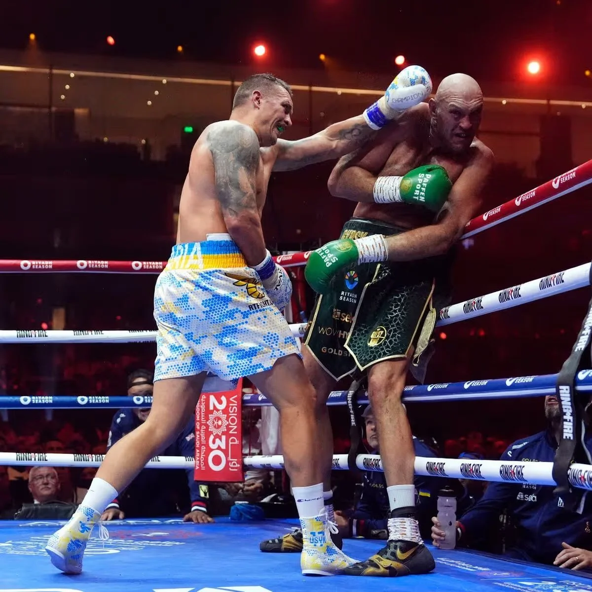 Bespoke honeycomb adidas box hogs made for @usykaa sporting the Ukrainian national colours 🇺🇦 

#customboxingboots #adidasboxingboots #boxing #usykfury #ukraine