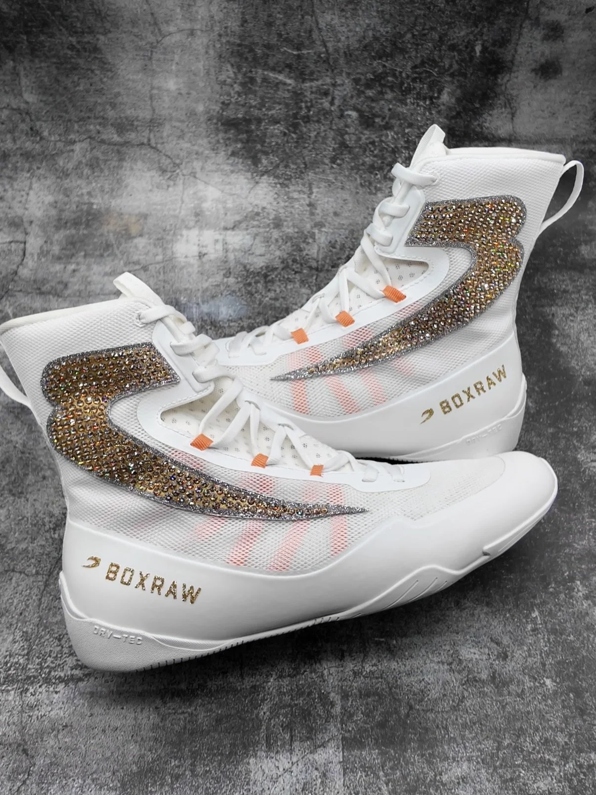 A closer look at the Bespoke Boxraw Impello boots created in collaboration with @boxraw and @ringmagazine for @wilkensmathieu 

The pair features a gold leather Strike logos, outlined with silver glitter detailing and finished with hundreds of indivi