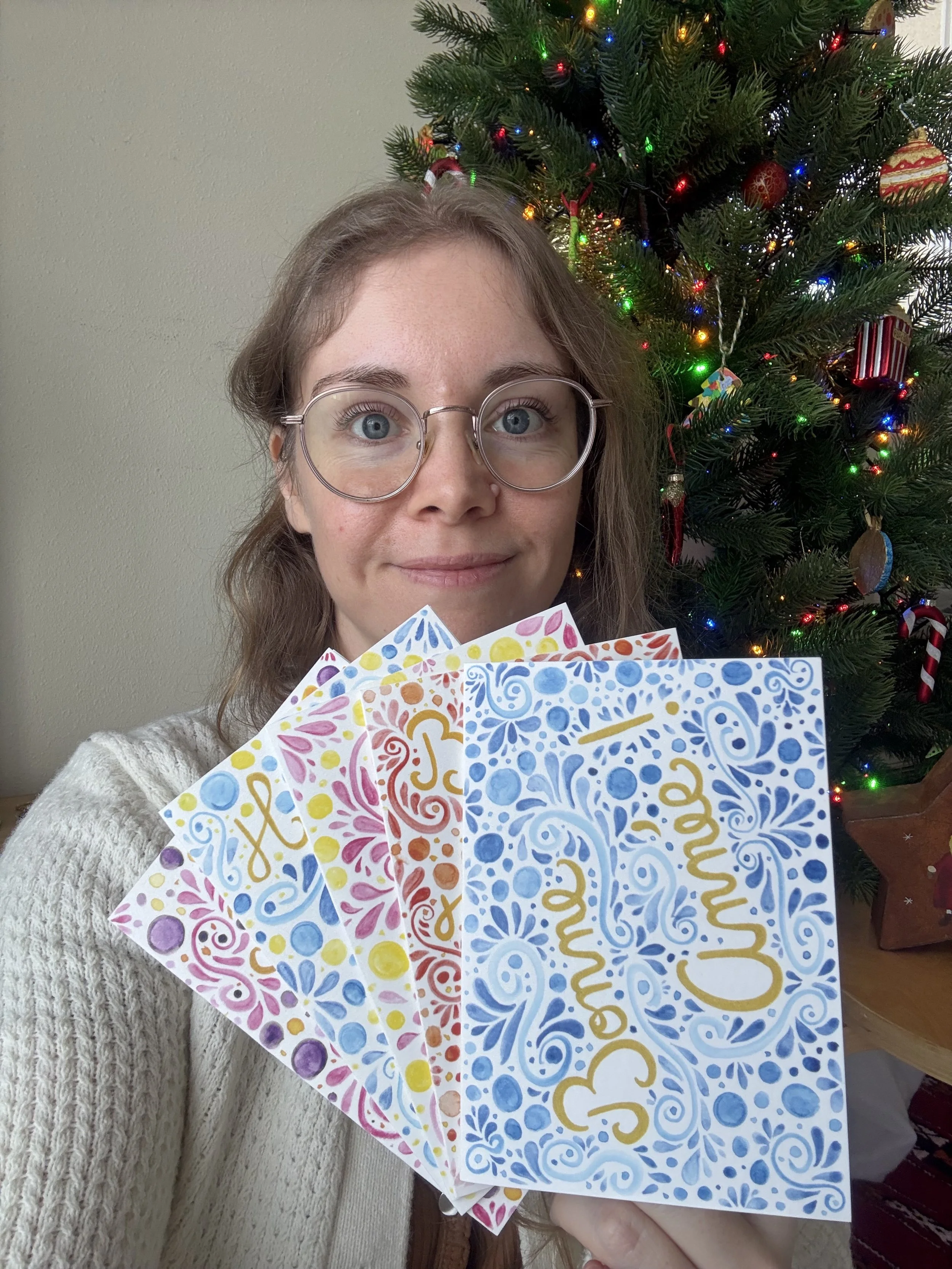 Mélila Victoria présentant son lot de 5 cartes de voeux