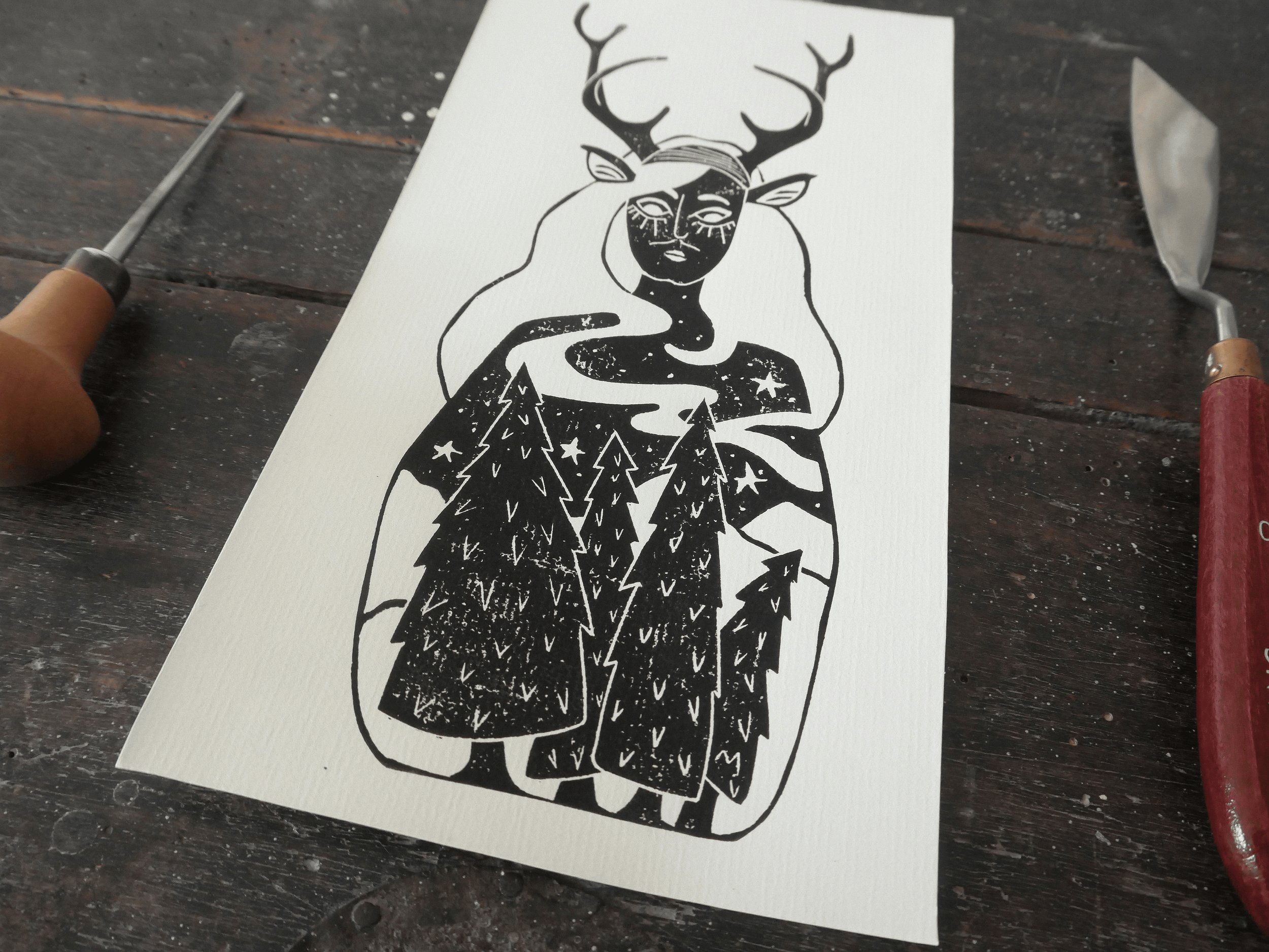 Détails de "Esprit des forêts de sapin", linogravure réalisée par Mélila Victoria, écrivaine, peintre et linograveuse française