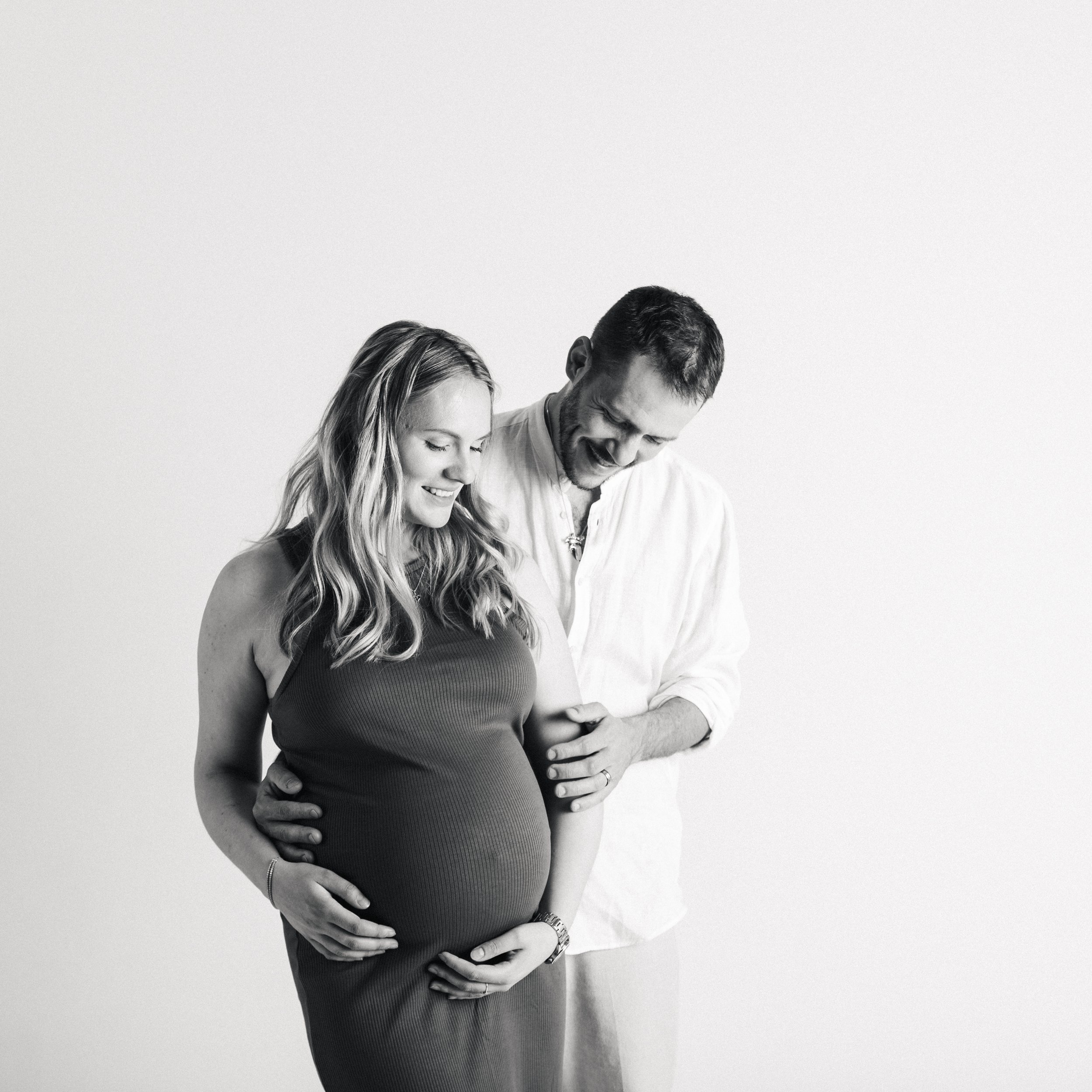 modernes Baby Belly Photoshooting. klassisches Portrait von einem Paar. Newborn, Wedding couple shooting