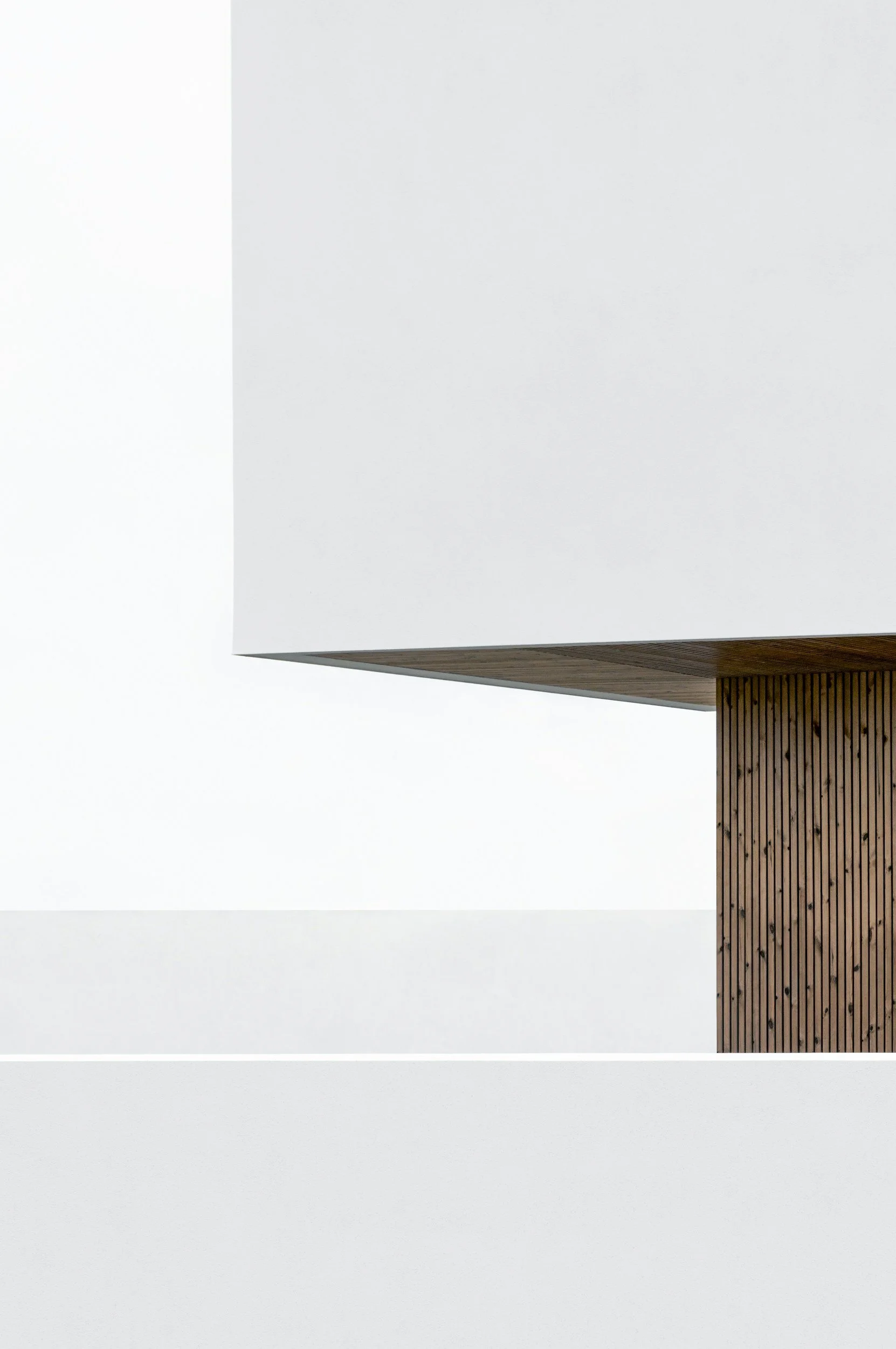 Une structure architecturale moderne avec un panneau blanc, une section en bois vertical, dans un style minimaliste.