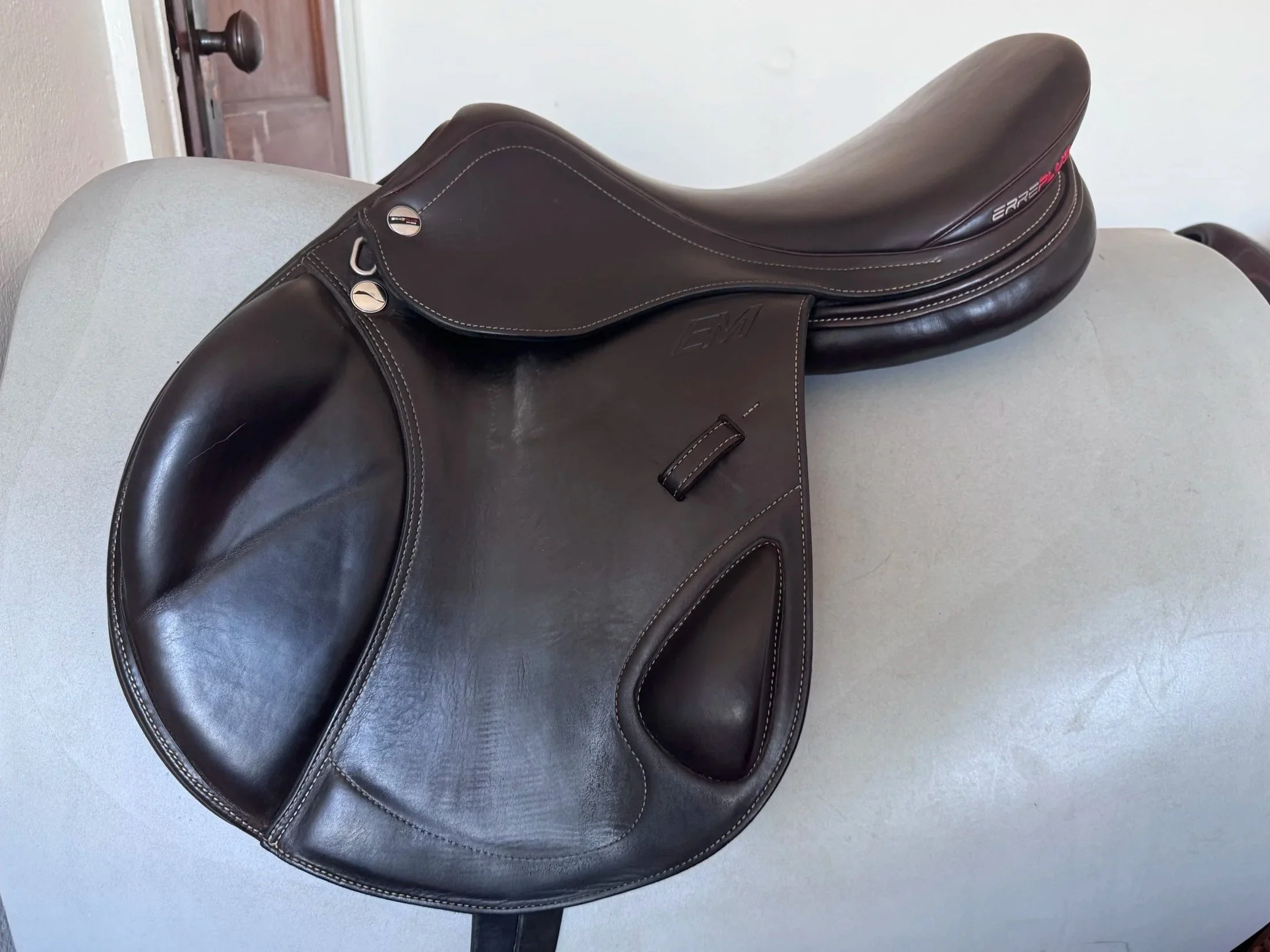 18" Erreplus EM Monoflap Saddle - 2021 - WOOL FLOCKED & Fully Adjustable - Left View 2