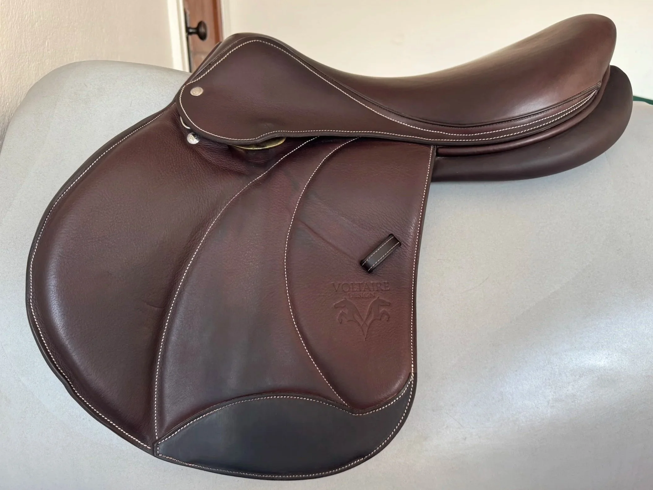 18.5" Voltaire Palm Beach PRO Saddle - 2023 - 2AR - Full Buffalo - LIKE NEW - Left View 4